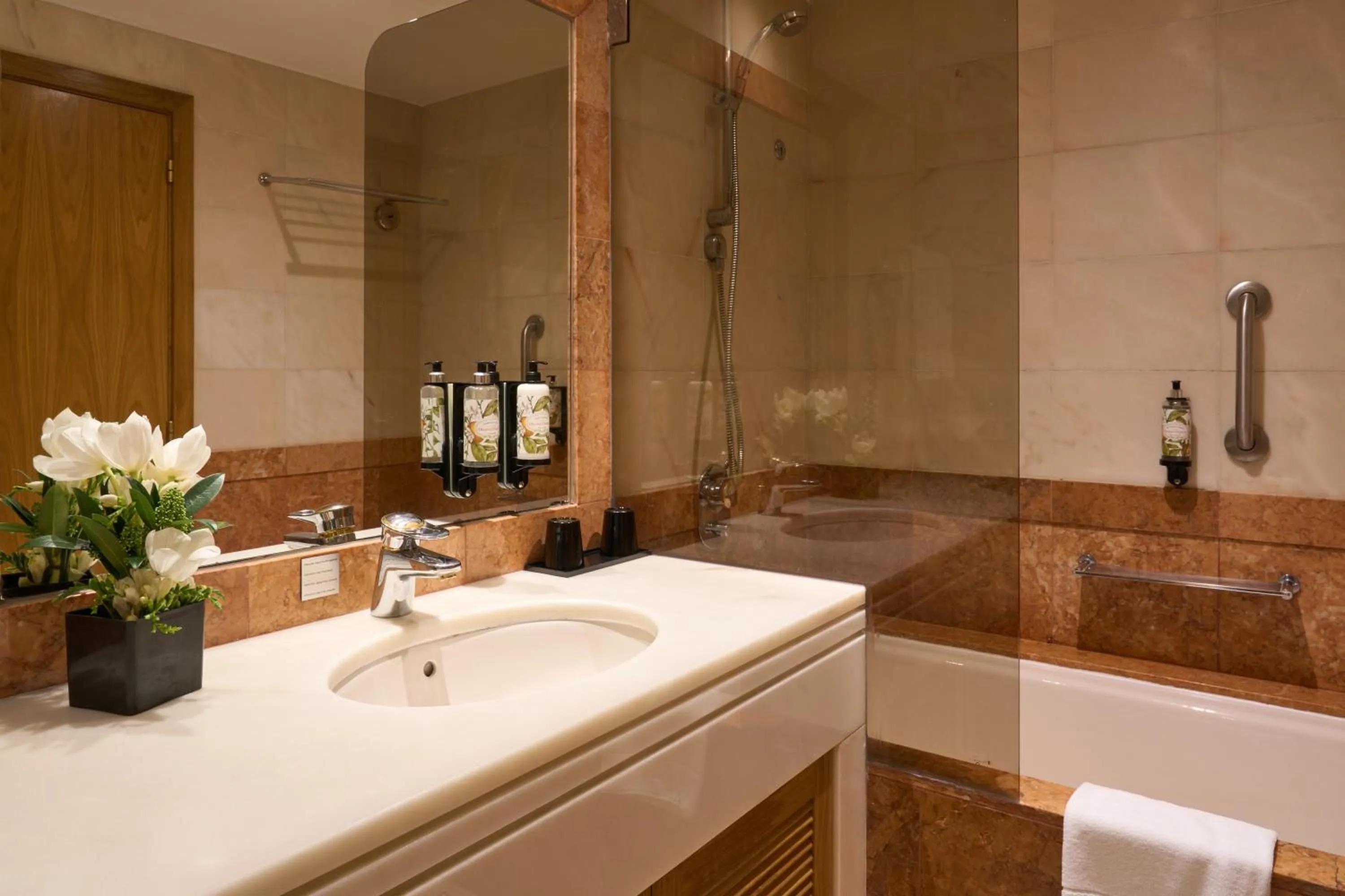 Toilet in Altis Suites Apartamentos Turísticos