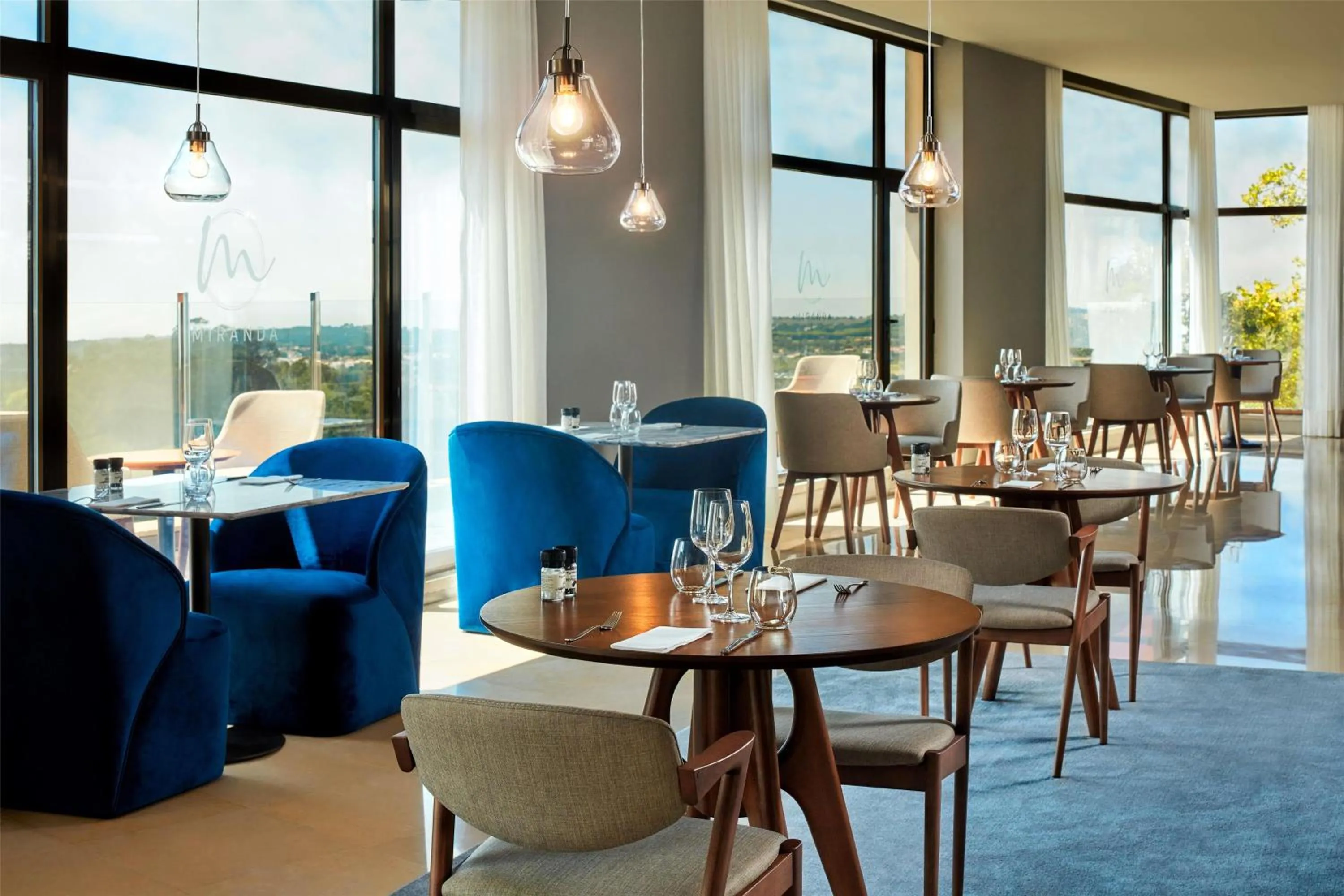 Restaurant/places to eat in NH Sintra Centro