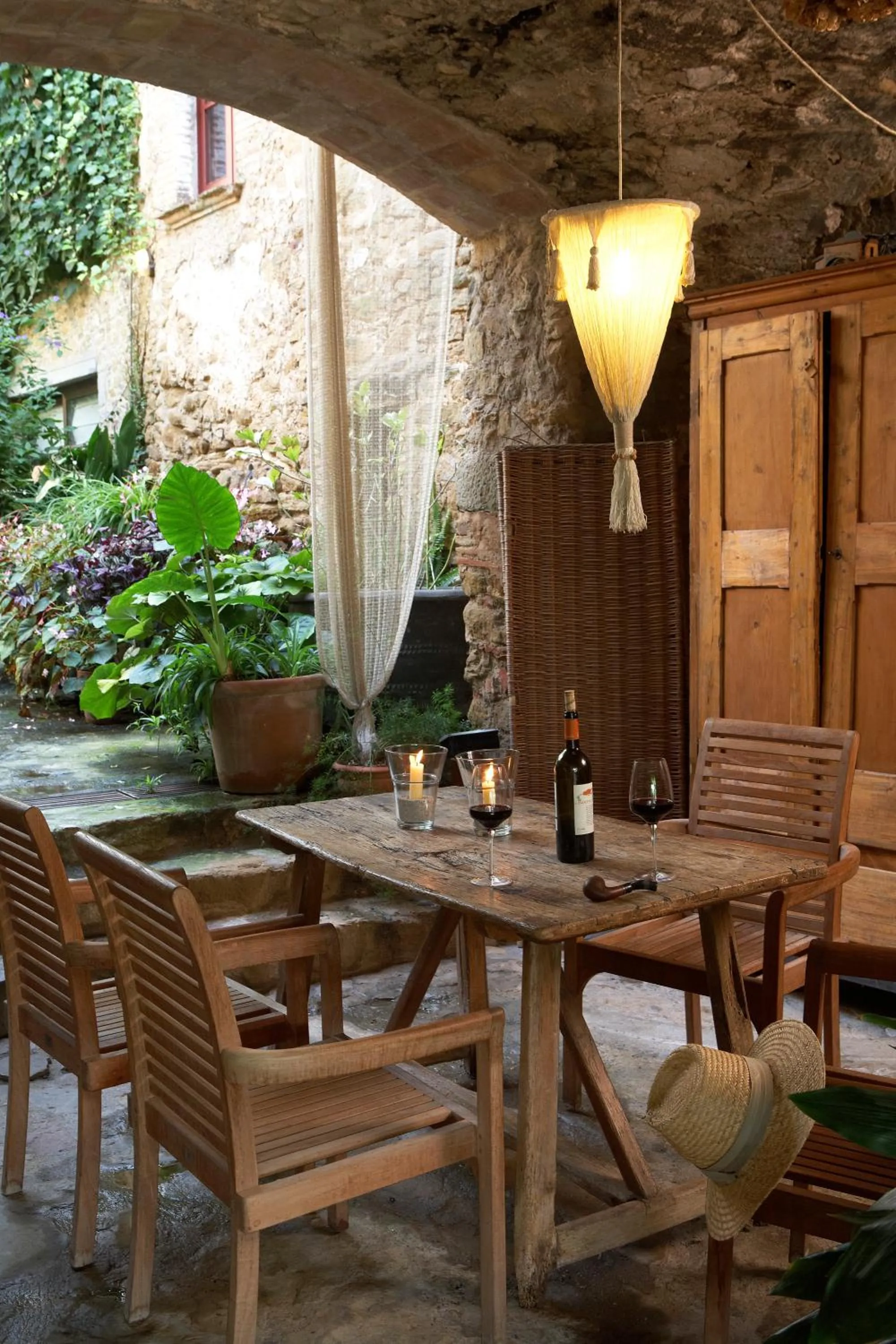 Patio in Hotel la Plaça Madremanya