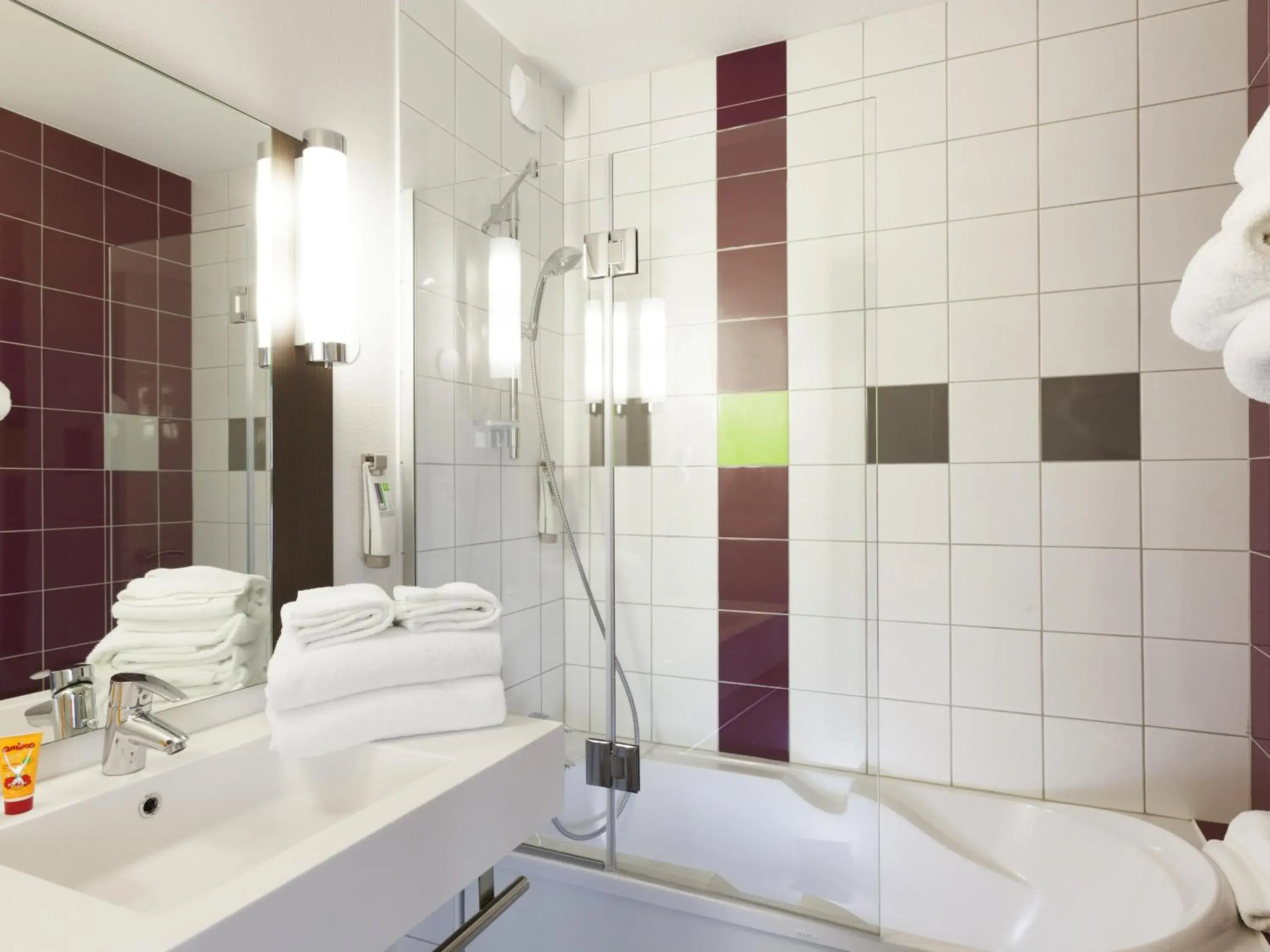 Privilege Double Room with One Double Bed and One Sofa in ibis Styles Beaune Centre Privilege Double Room with One Double Bed and One Sofa in ibis Styles Beaune Centre