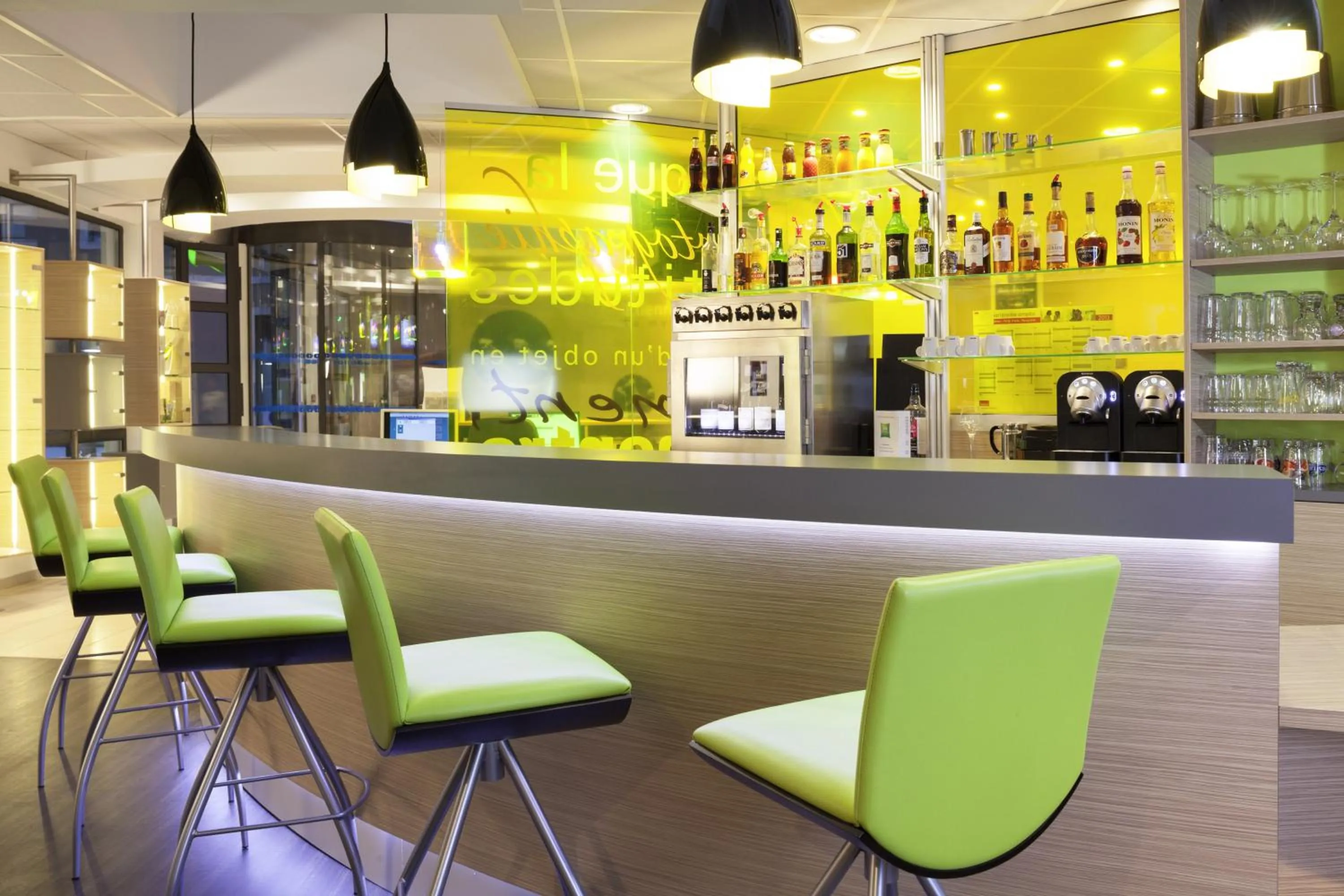 Lounge or bar in ibis Styles Beaune Centre