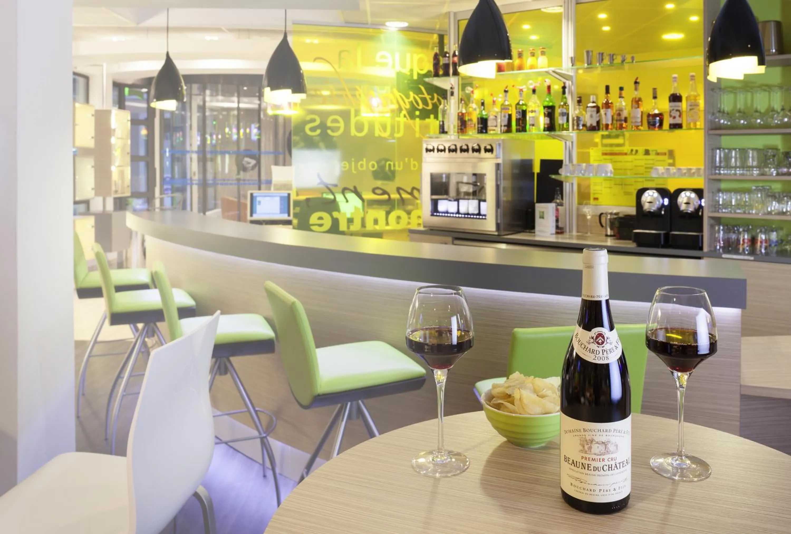 Lounge or bar in ibis Styles Beaune Centre