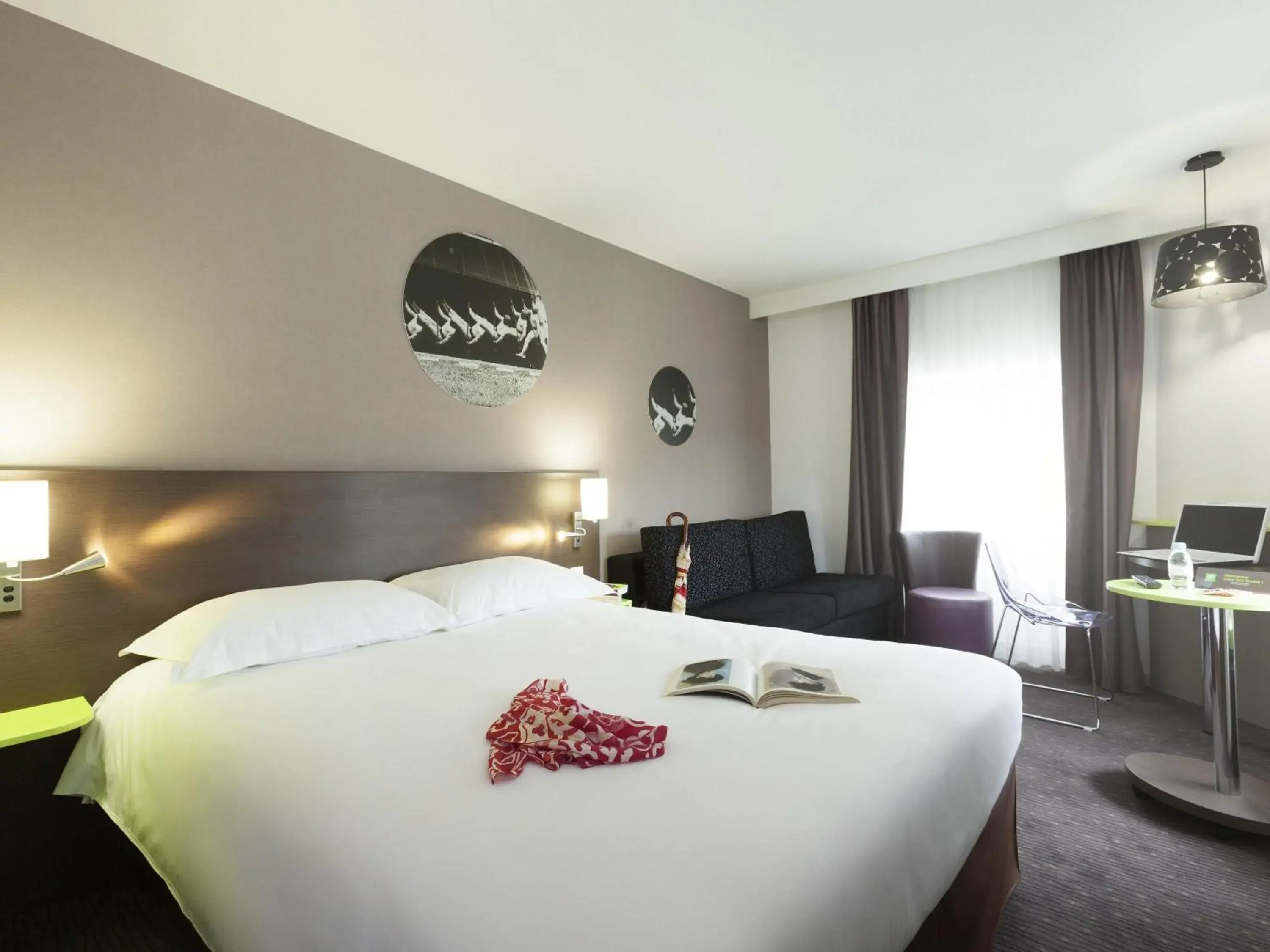 Privilege Double Room with One Double Bed and One Sofa in ibis Styles Beaune Centre Privilege Double Room with One Double Bed and One Sofa in ibis Styles Beaune Centre