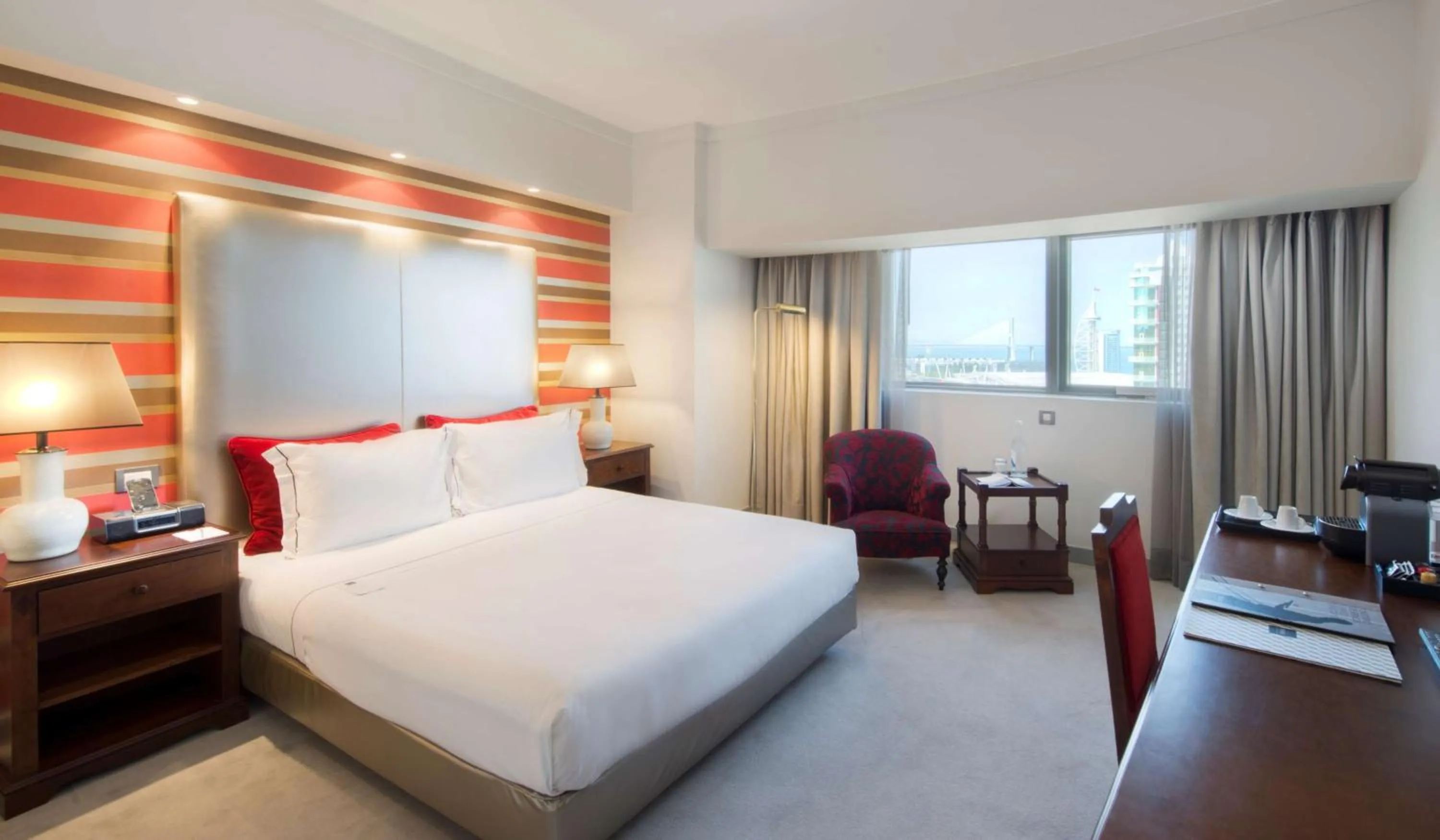 Bedroom, Bed in Tivoli Oriente Lisboa Hotel