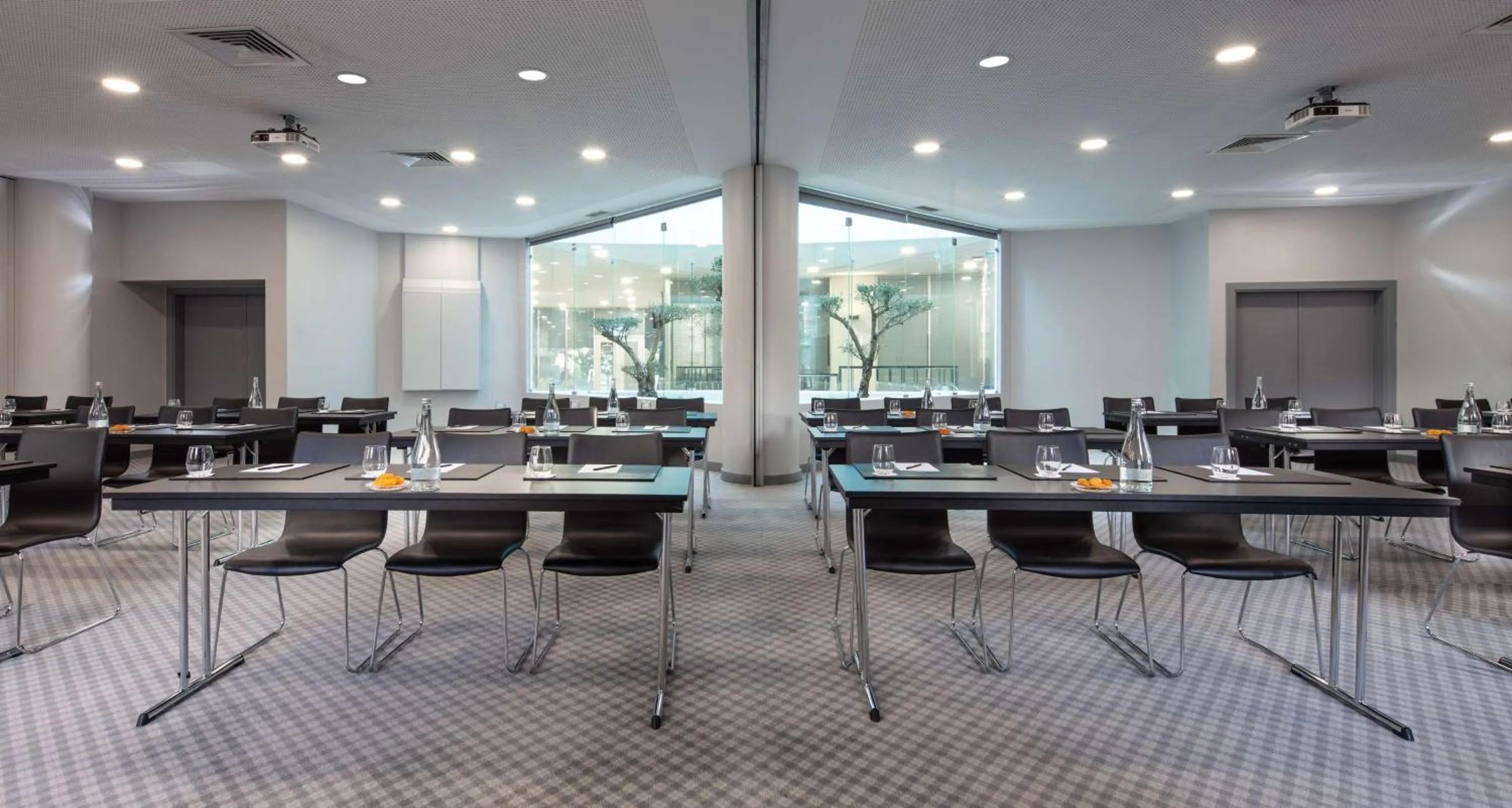 Meeting/conference room in Tivoli Oriente Lisboa Hotel