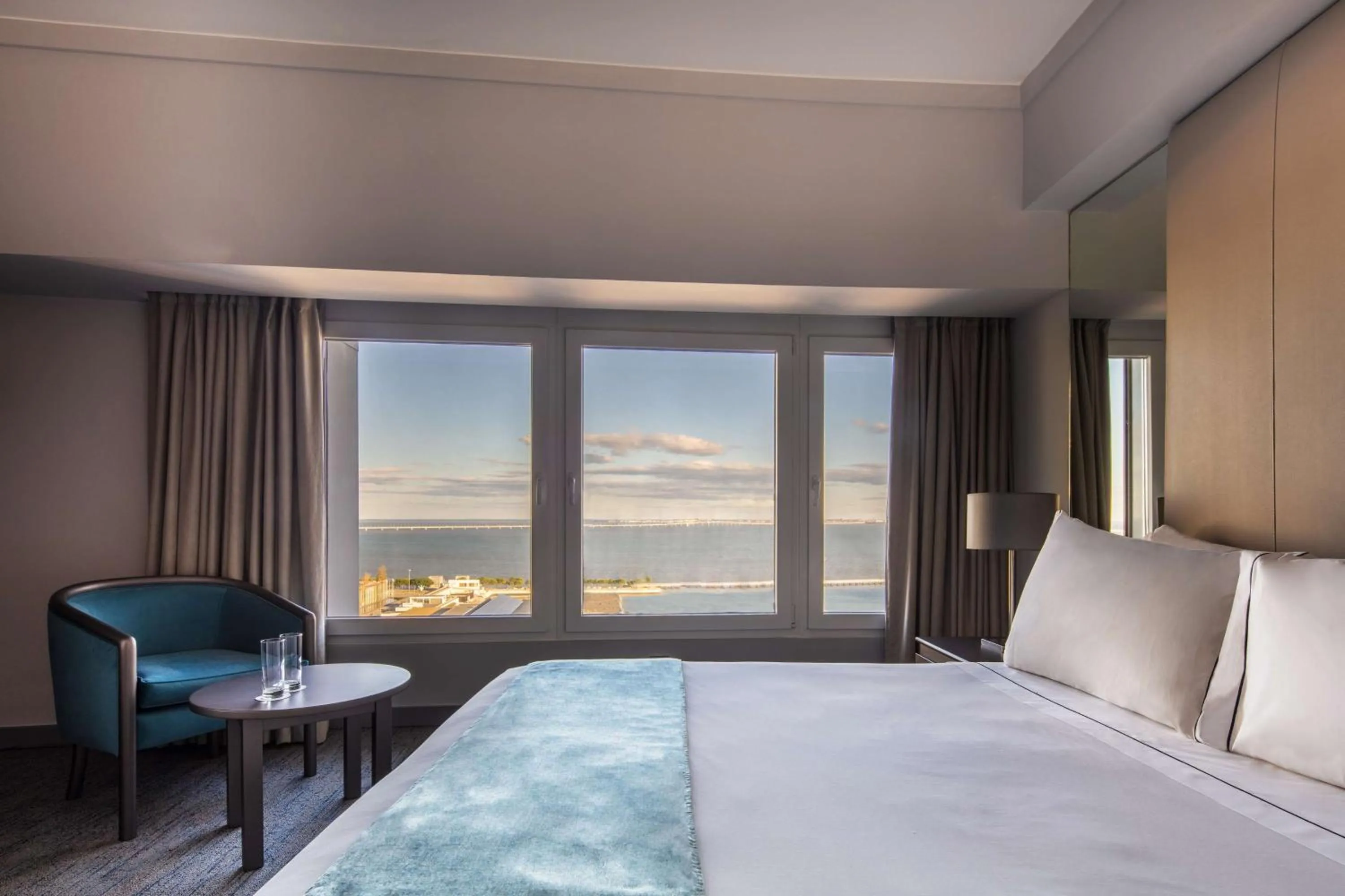 Bedroom, Bed in Tivoli Oriente Lisboa Hotel