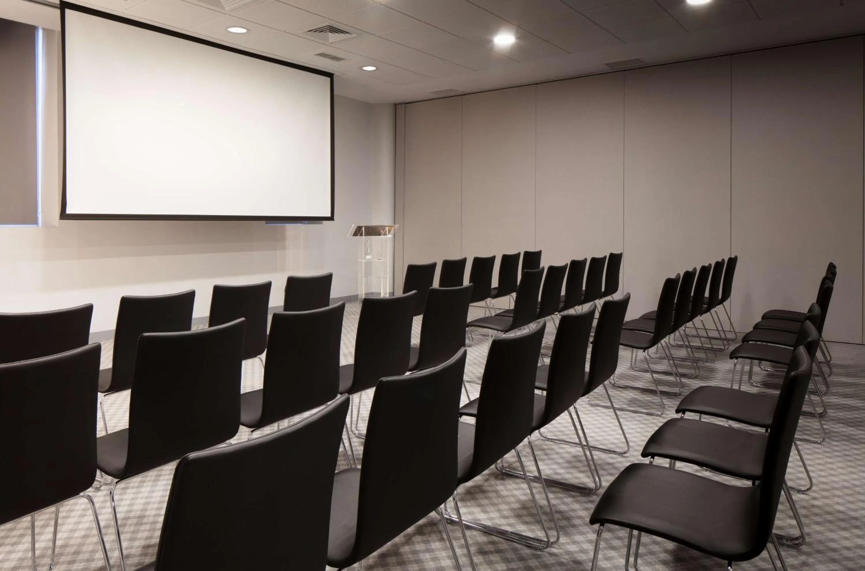 Meeting/conference room in Tivoli Oriente Lisboa Hotel