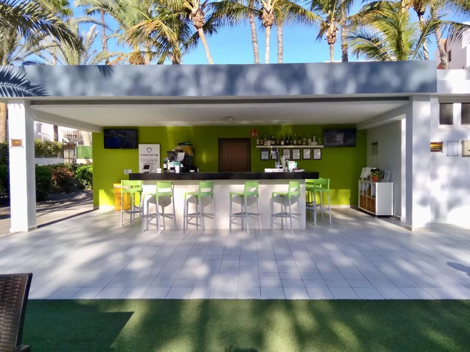 Lounge or bar in R2 Romantic Fantasia Suites - Adults Only