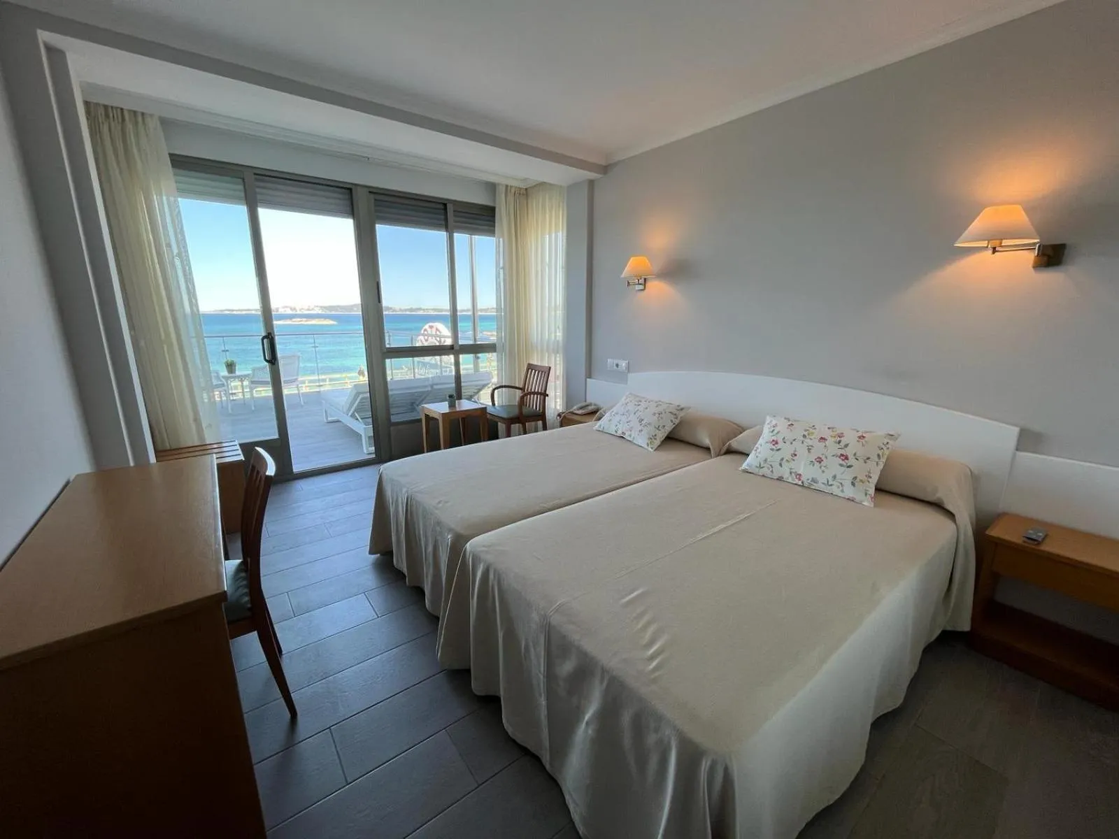 Sea view, Bed in Hotel La Lanzada