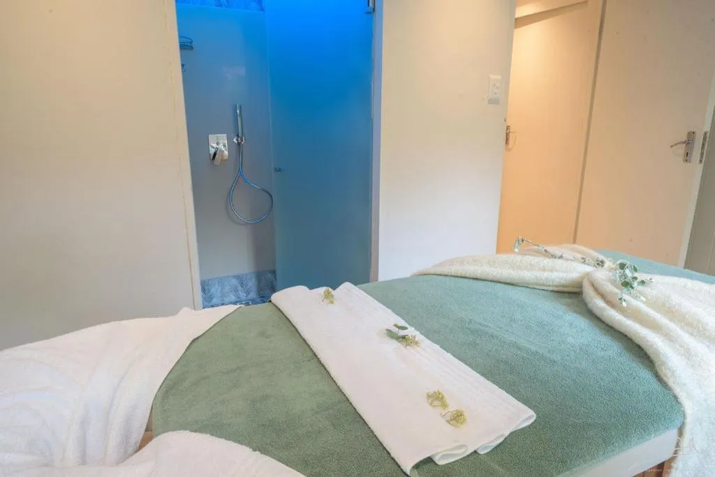 Massage, Bed in The Fernery Lodge & Spa