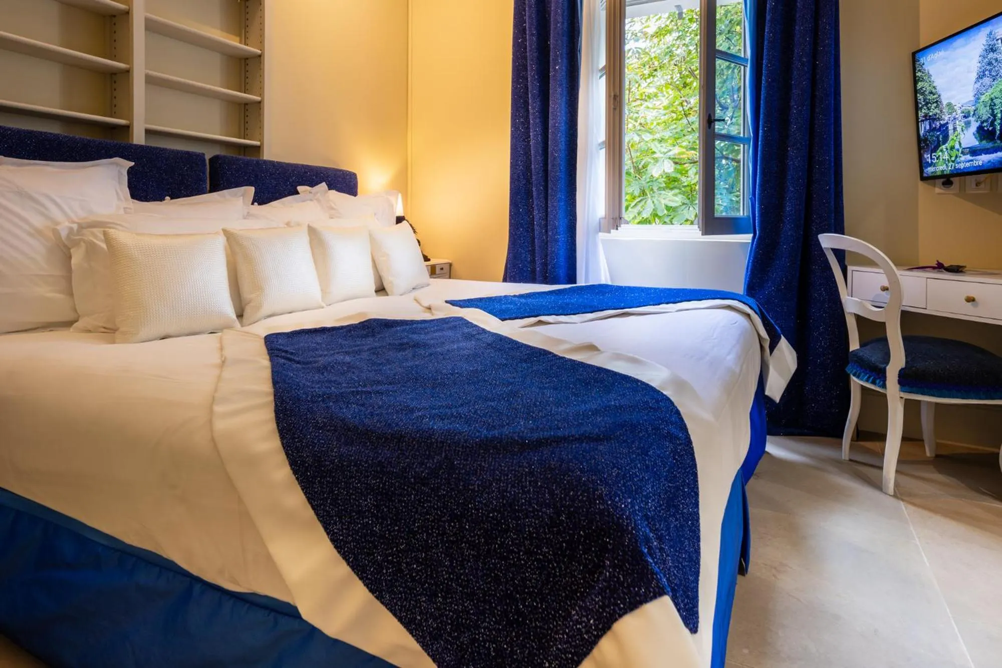 TV and multimedia, Bed in Le Clos Violette et Le 11 D'Aglaé - Appart' Hôtel de Charme Design de Luxe