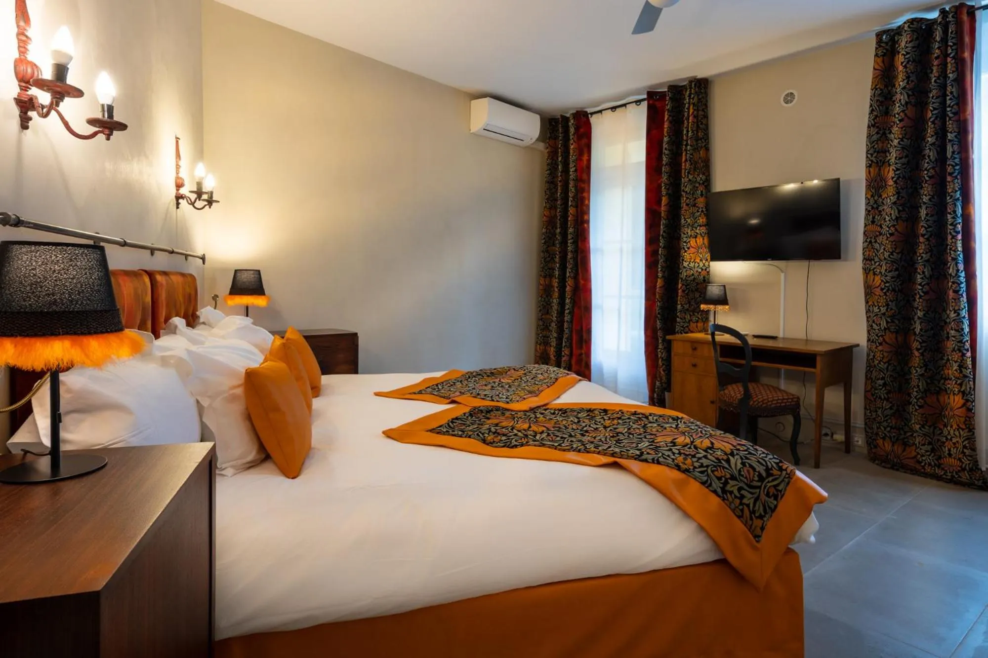 Bed in Le Clos Violette et Le 11 D'Aglaé - Appart' Hôtel de Charme Design de Luxe