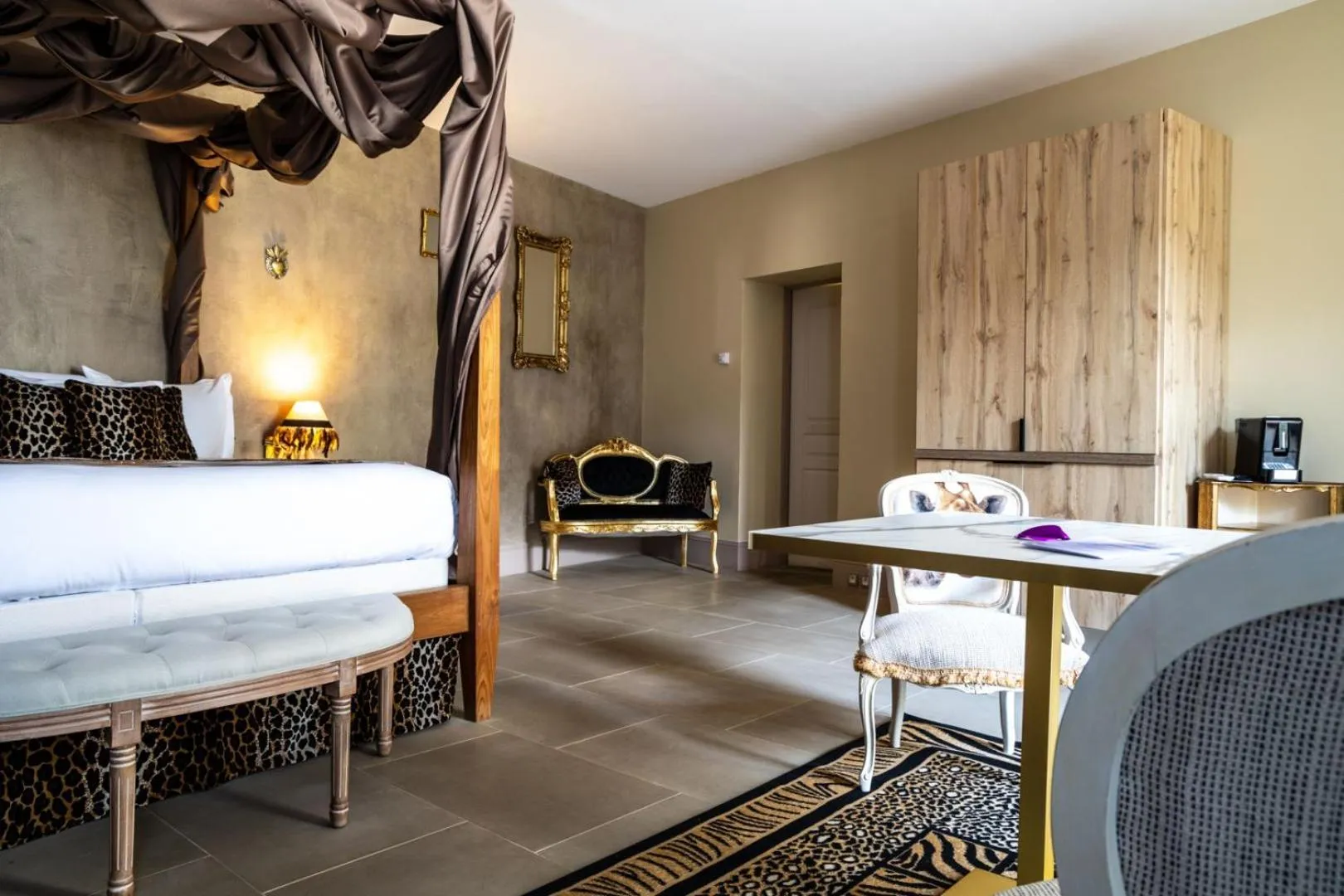 Photo of the whole room, Bed in Le Clos Violette et Le 11 D'Aglaé - Appart' Hôtel de Charme Design de Luxe