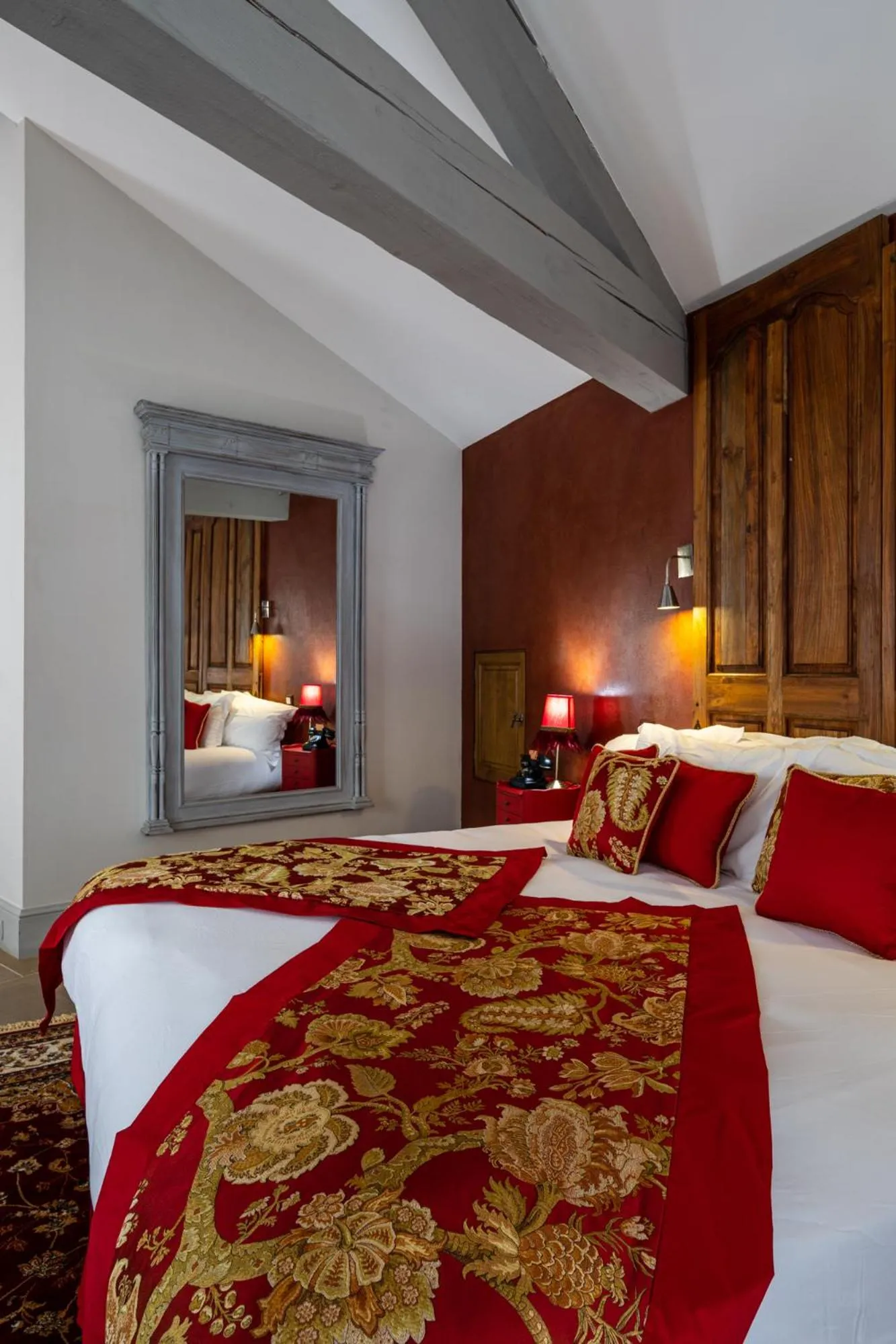 Bed in Le Clos Violette et Le 11 D'Aglaé - Appart' Hôtel de Charme Design de Luxe