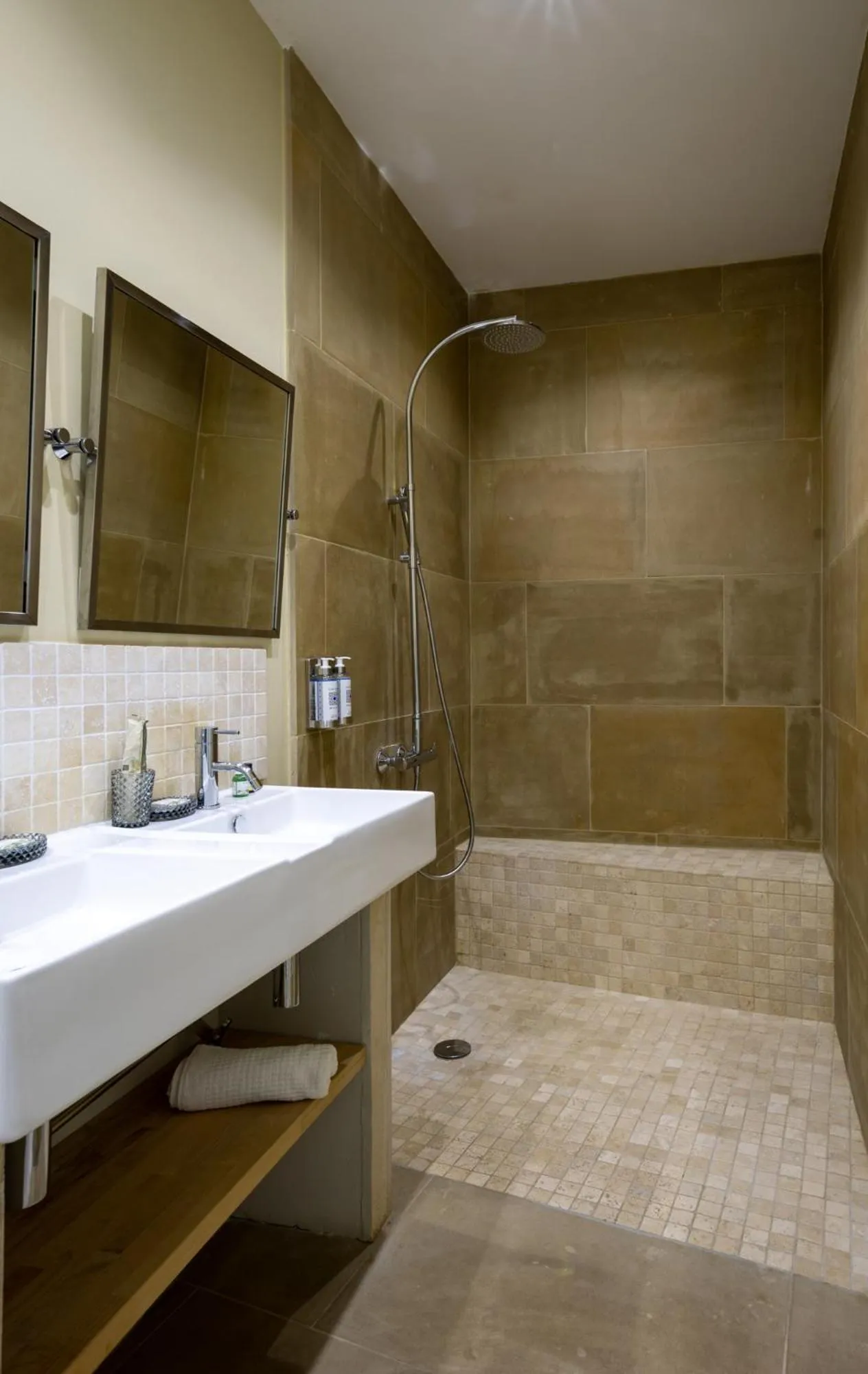 Shower in Le Clos Violette et Le 11 D'Aglaé - Appart' Hôtel de Charme Design de Luxe