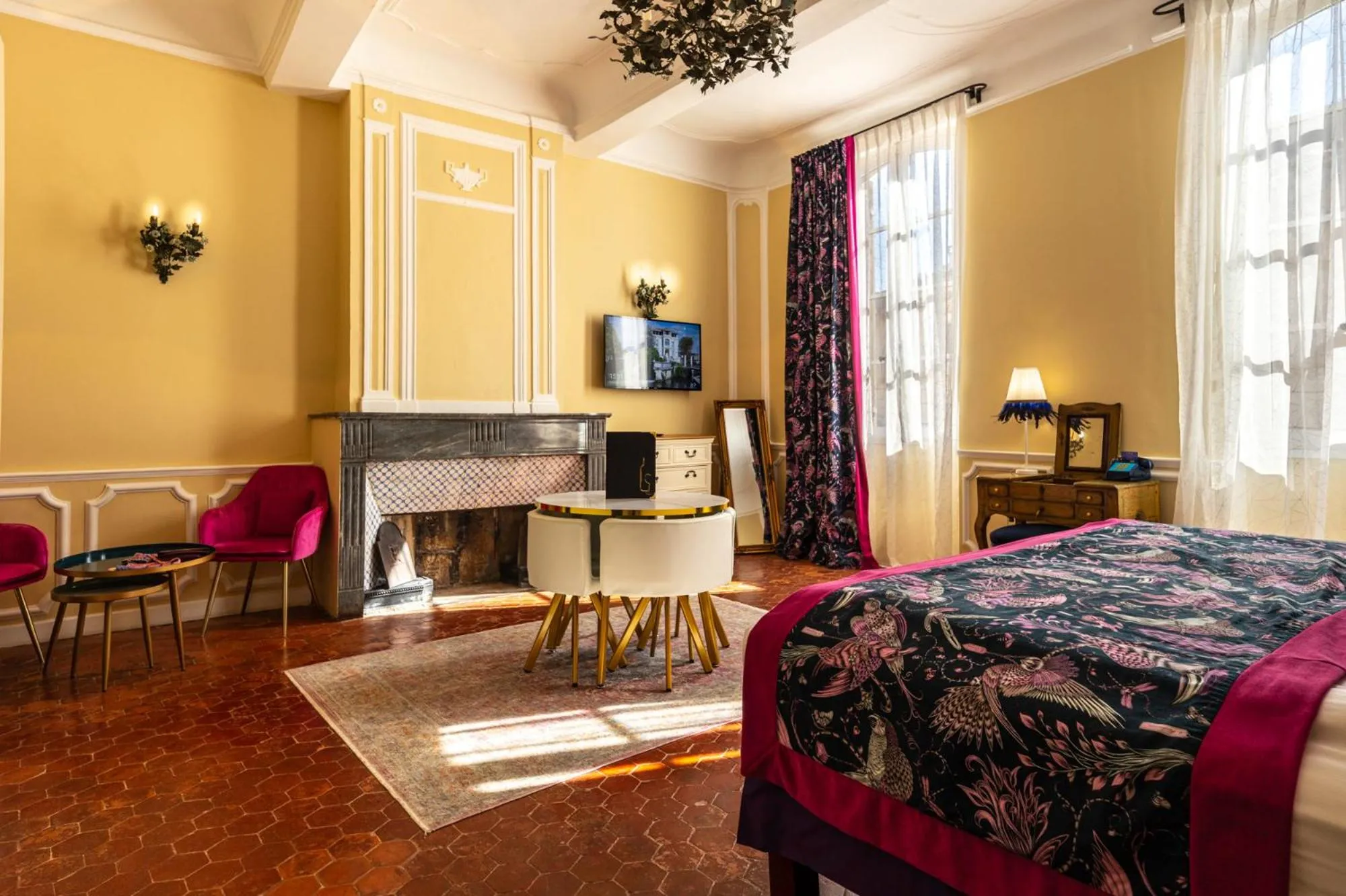 Living room, Bed in Le Clos Violette et Le 11 D'Aglaé - Appart' Hôtel de Charme Design de Luxe