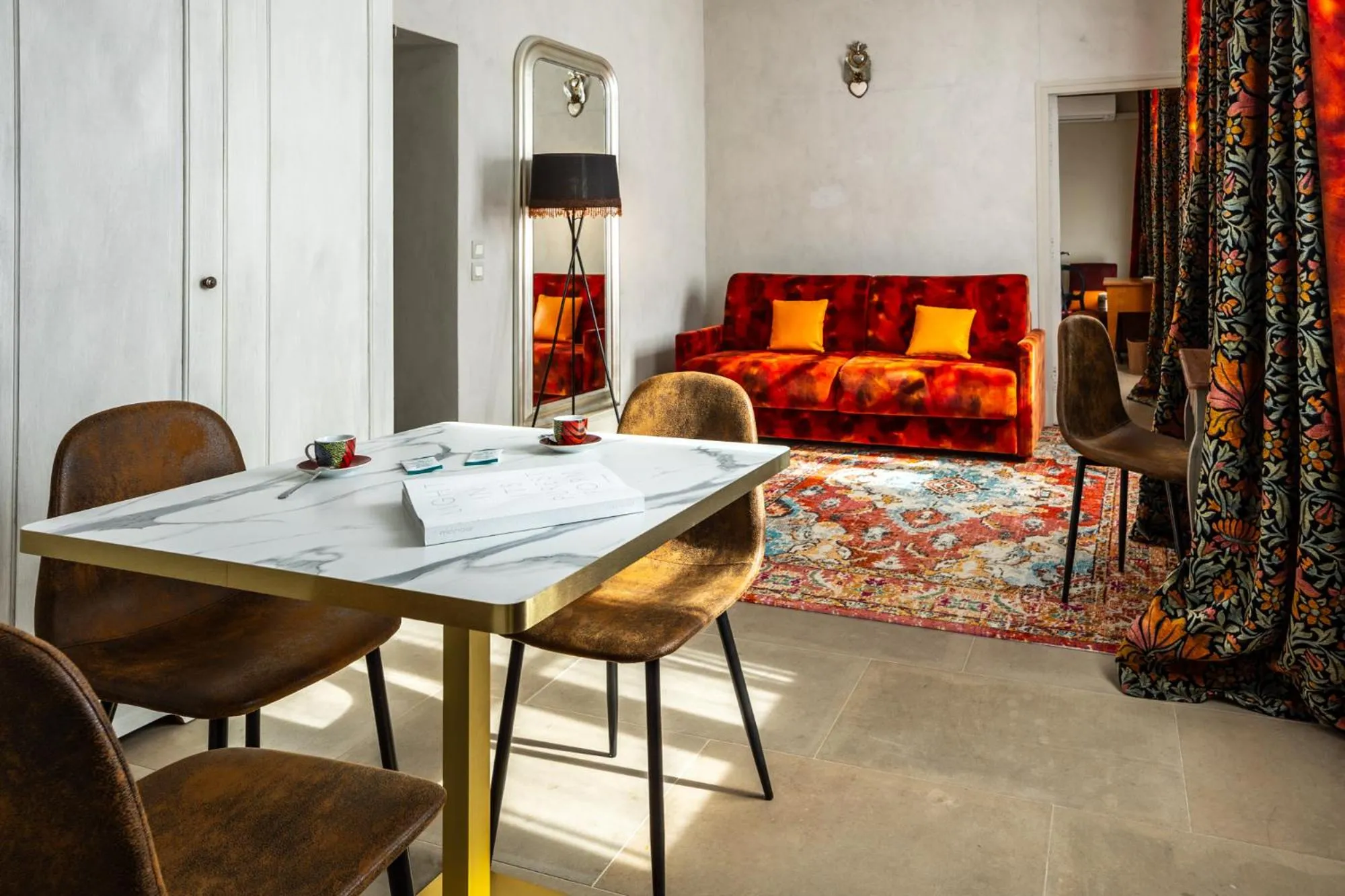 Living room, Bed in Le Clos Violette et Le 11 D'Aglaé - Appart' Hôtel de Charme Design de Luxe