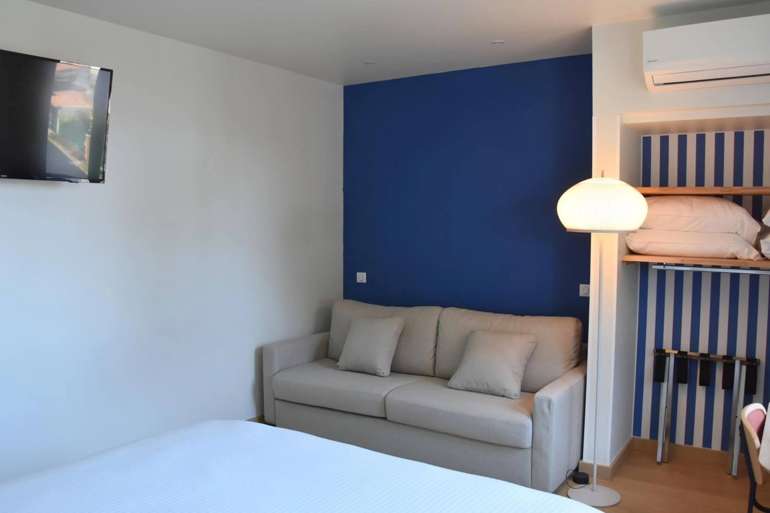 Bed in LOGIS Hotel Restaurant Le KALLISTE