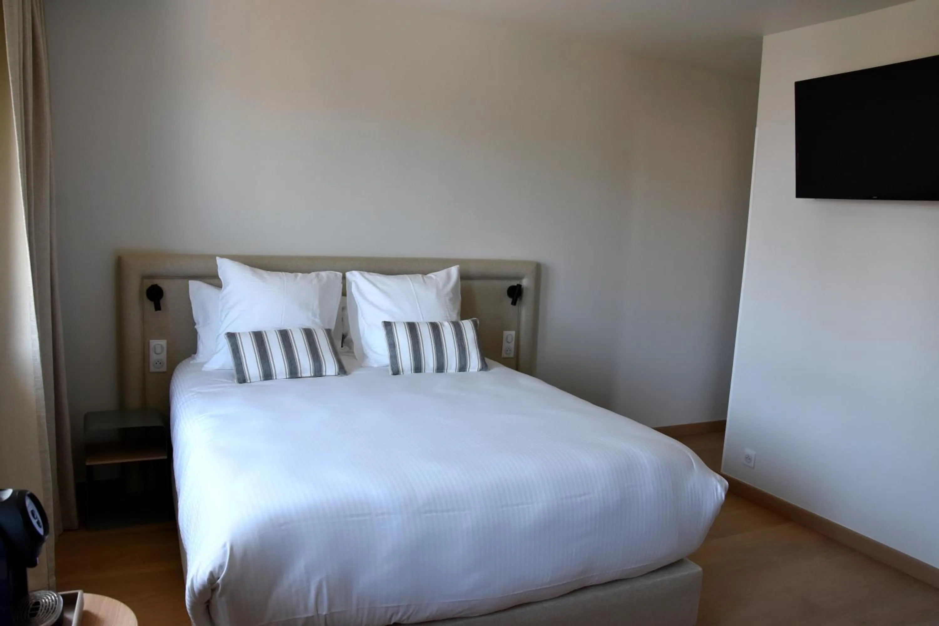 Bed in LOGIS Hotel Restaurant Le KALLISTE