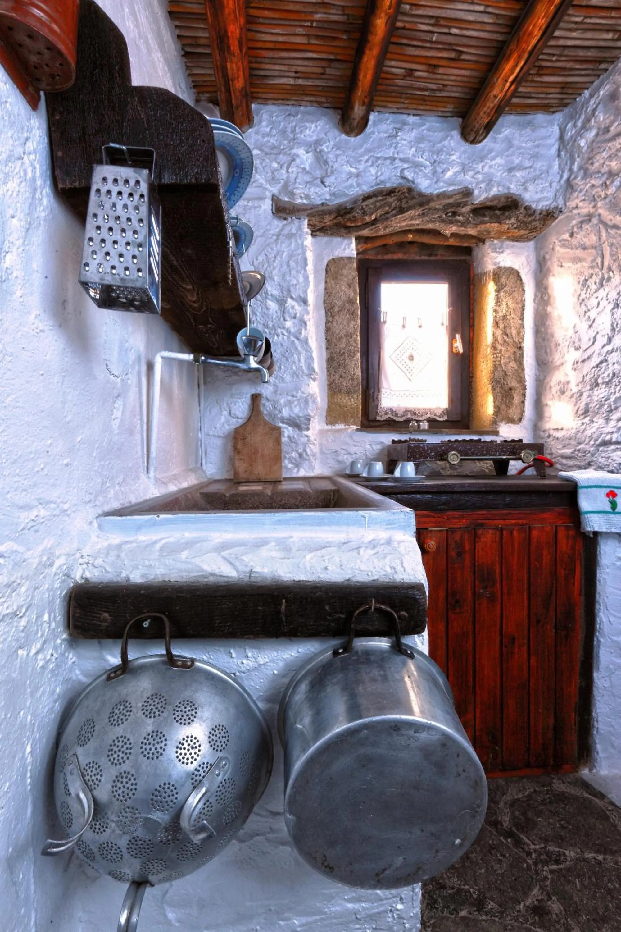 Kitchen or kitchenette in Aspros Potamos