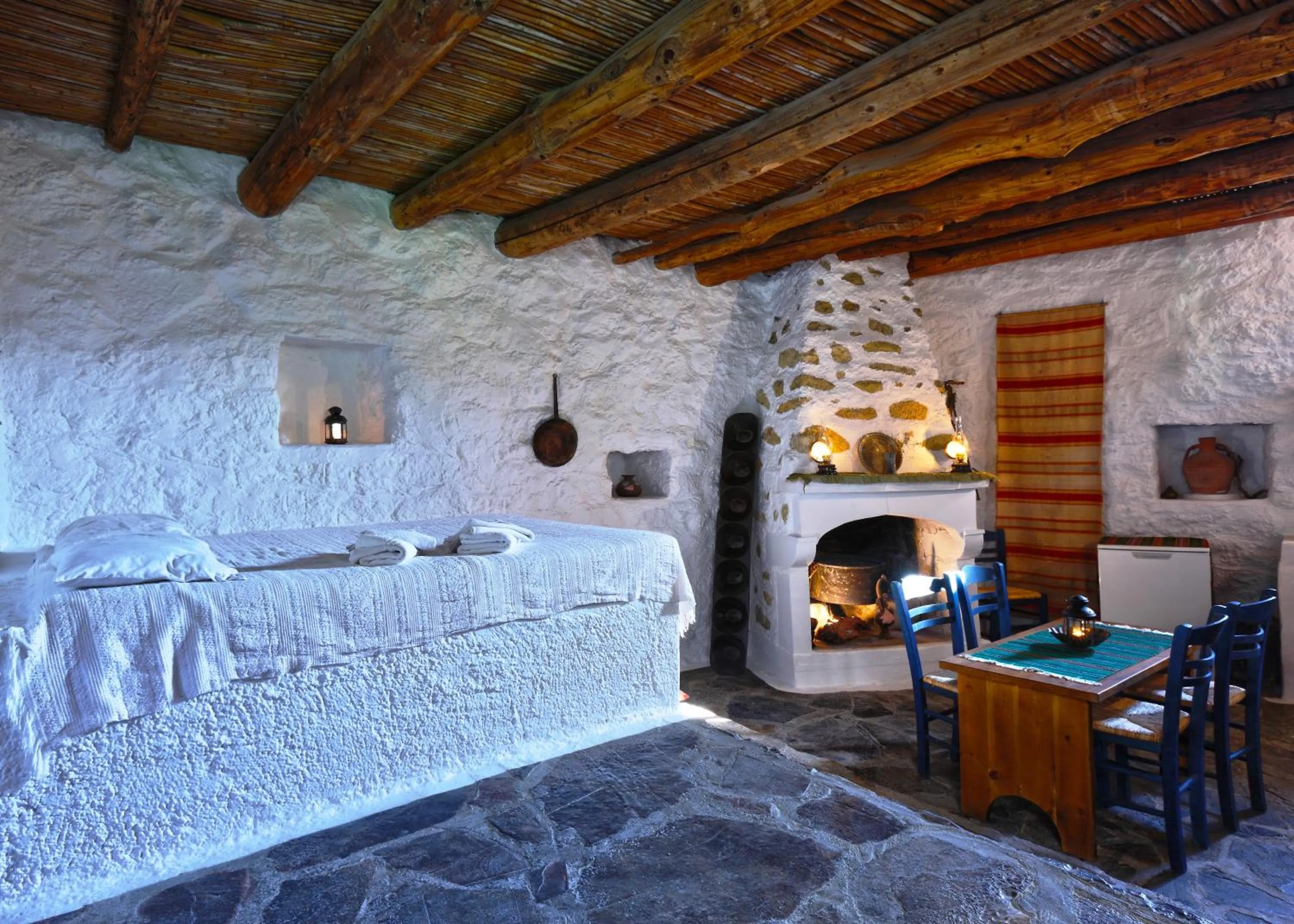 Photo of the whole room in Aspros Potamos