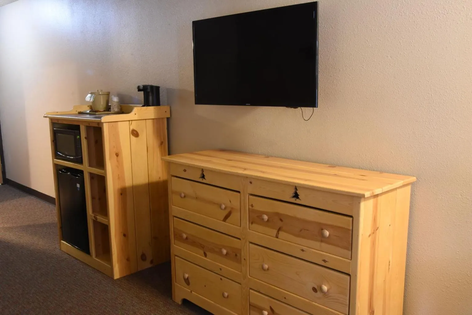 TV and multimedia in Woodside Dells Hotel & Suites