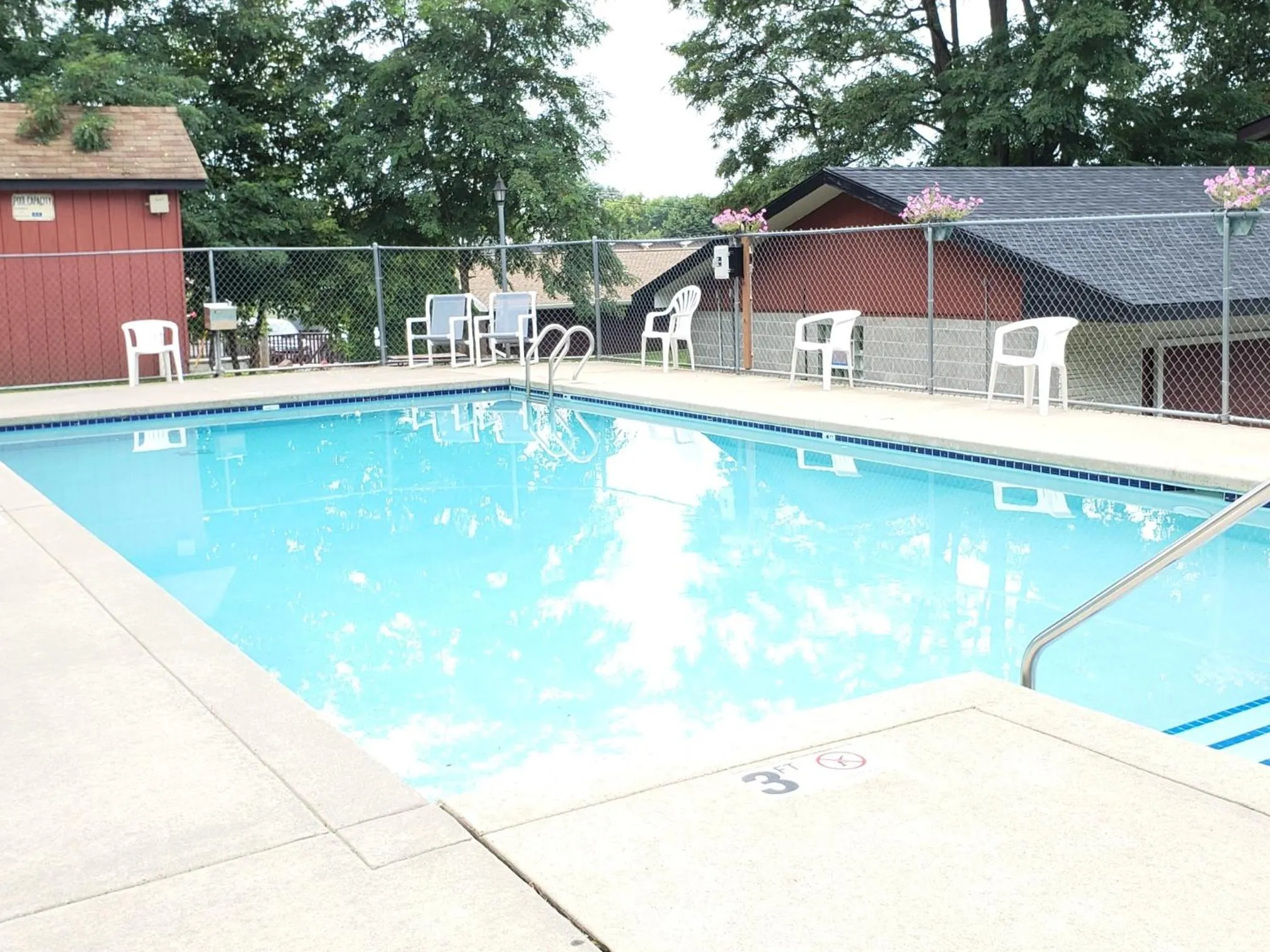 Swimming pool in Woodside Dells Hotel & Suites