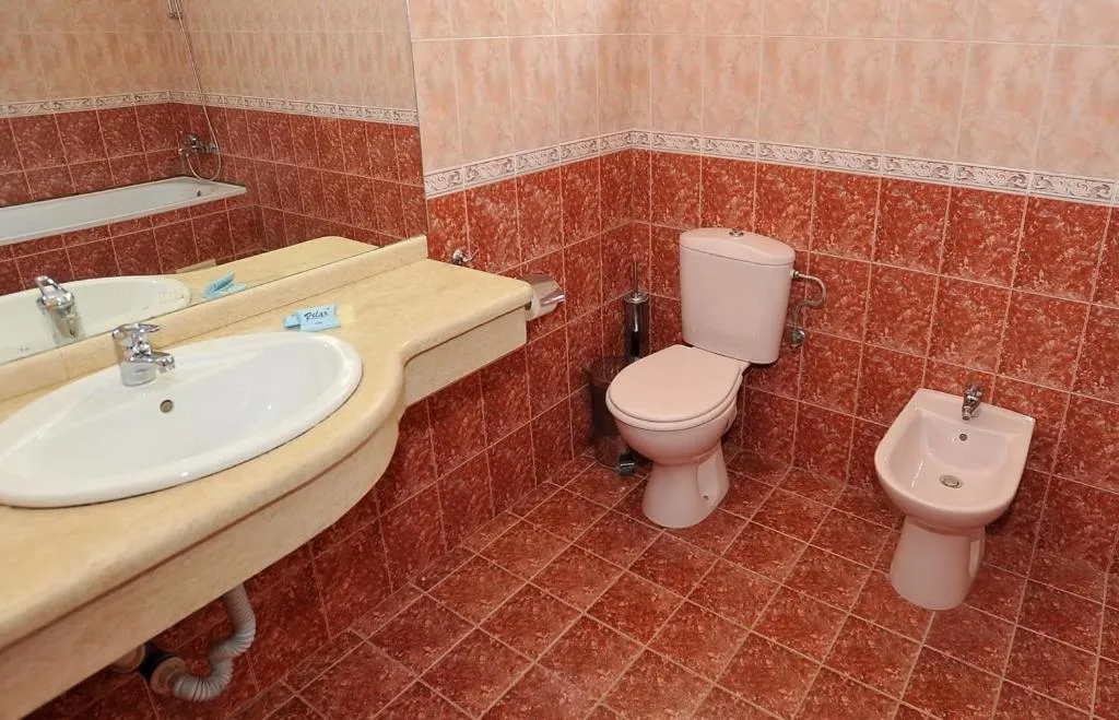 Bathroom in Hotel Oasis - Beach Access