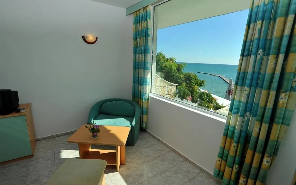 Day in Hotel Oasis - Beach Access