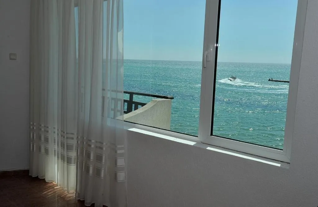 Day in Hotel Oasis - Beach Access