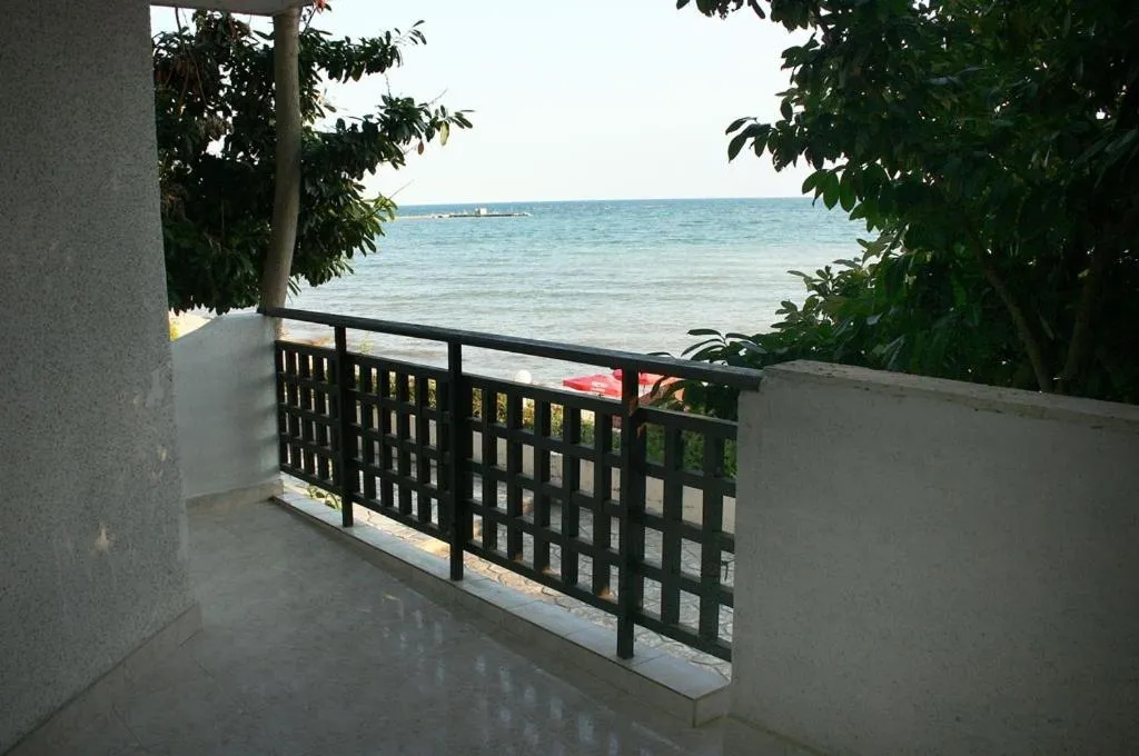 Day in Hotel Oasis - Beach Access