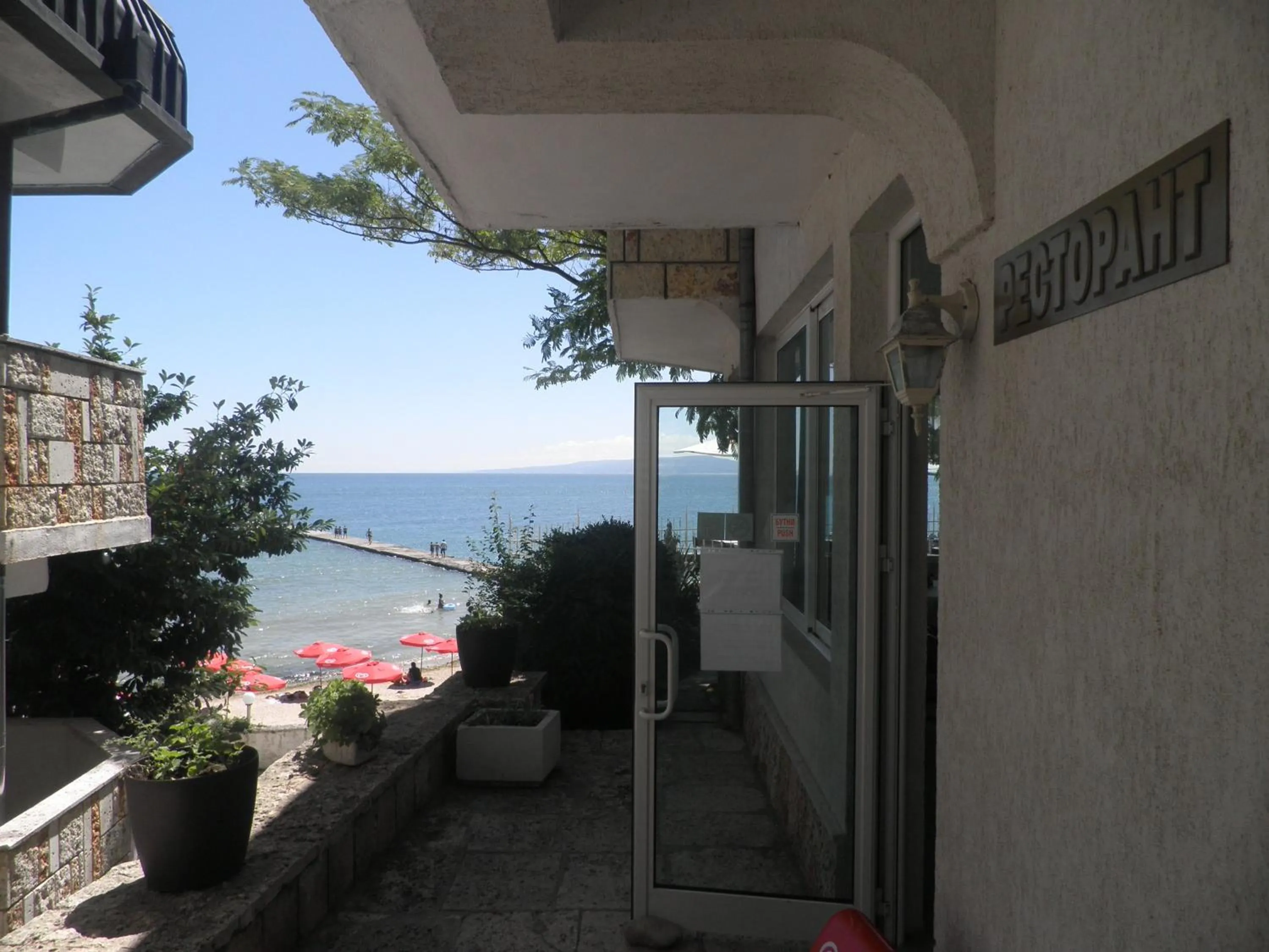 Facade/entrance in Hotel Oasis - Beach Access
