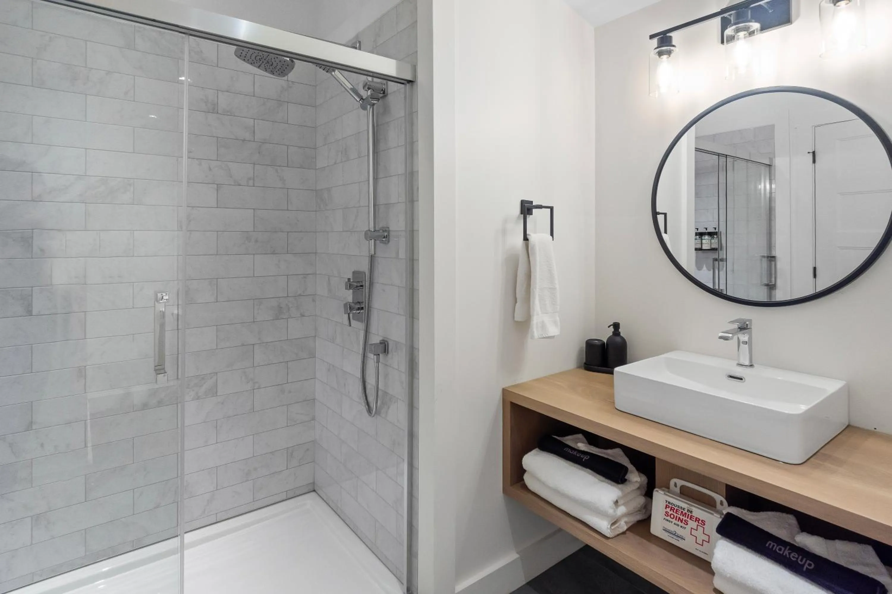 Shower in Parc Omega