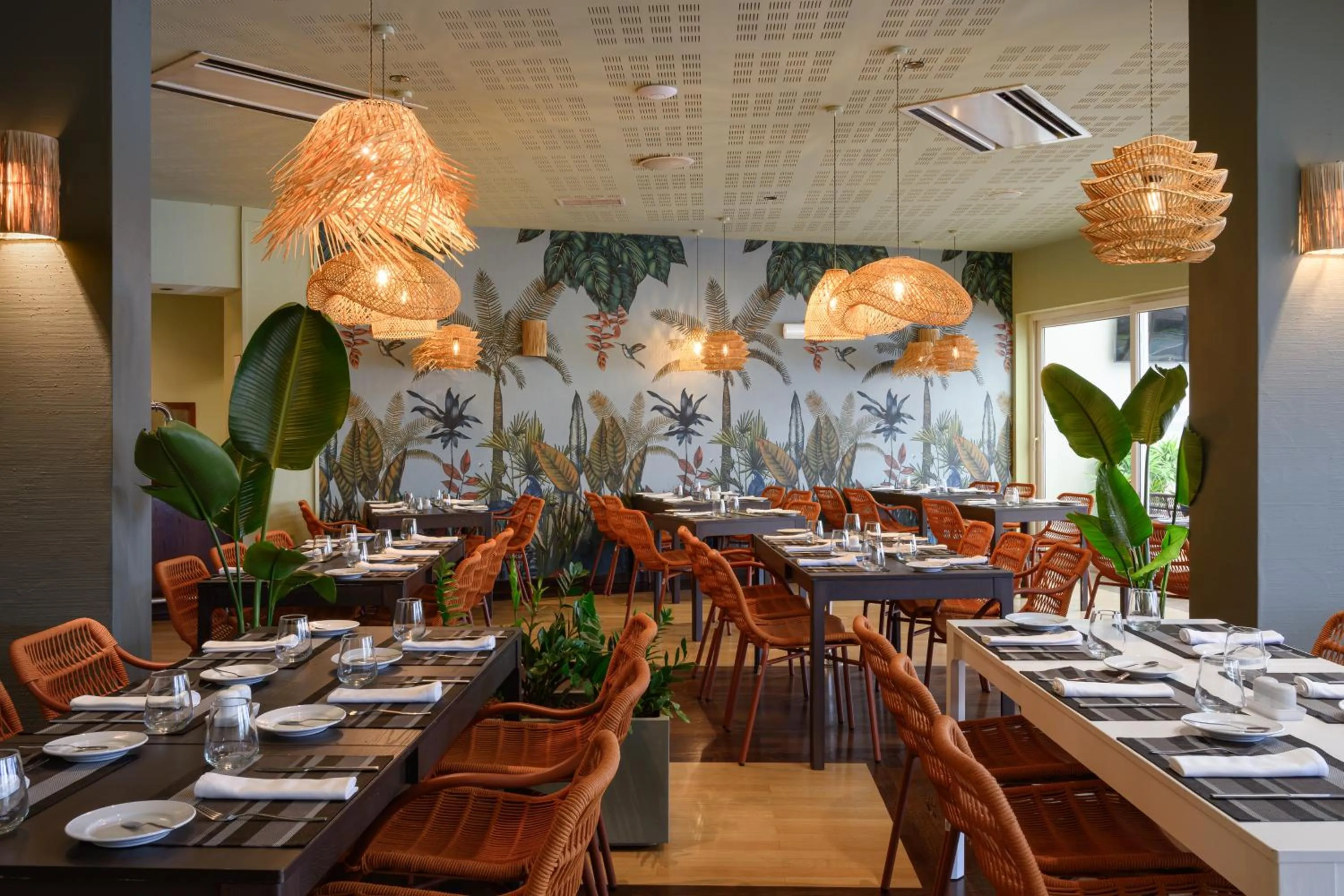 Restaurant/places to eat in MS Aparthotel