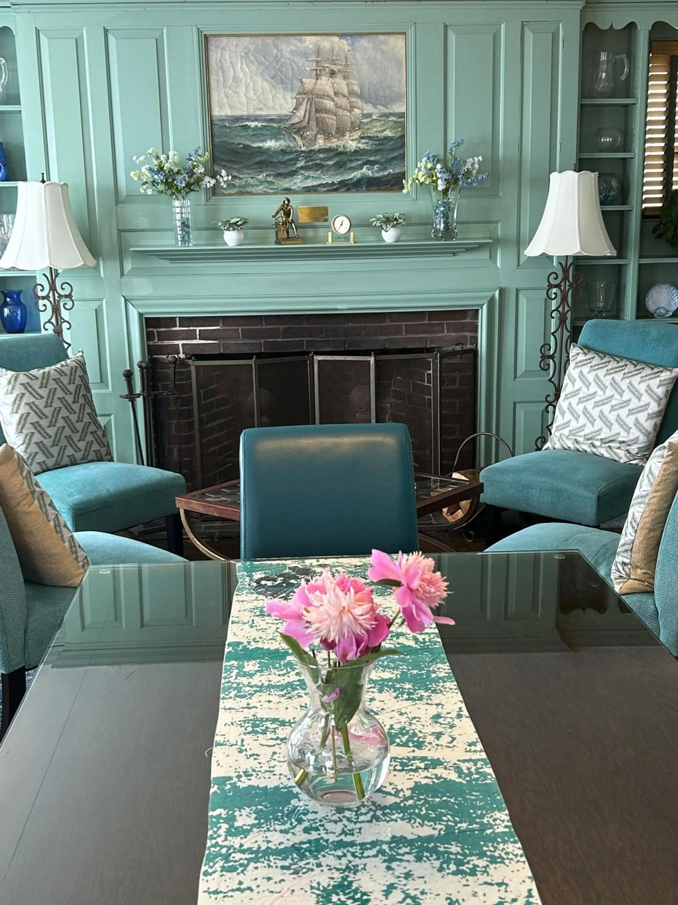 Living room in Harborview Inn