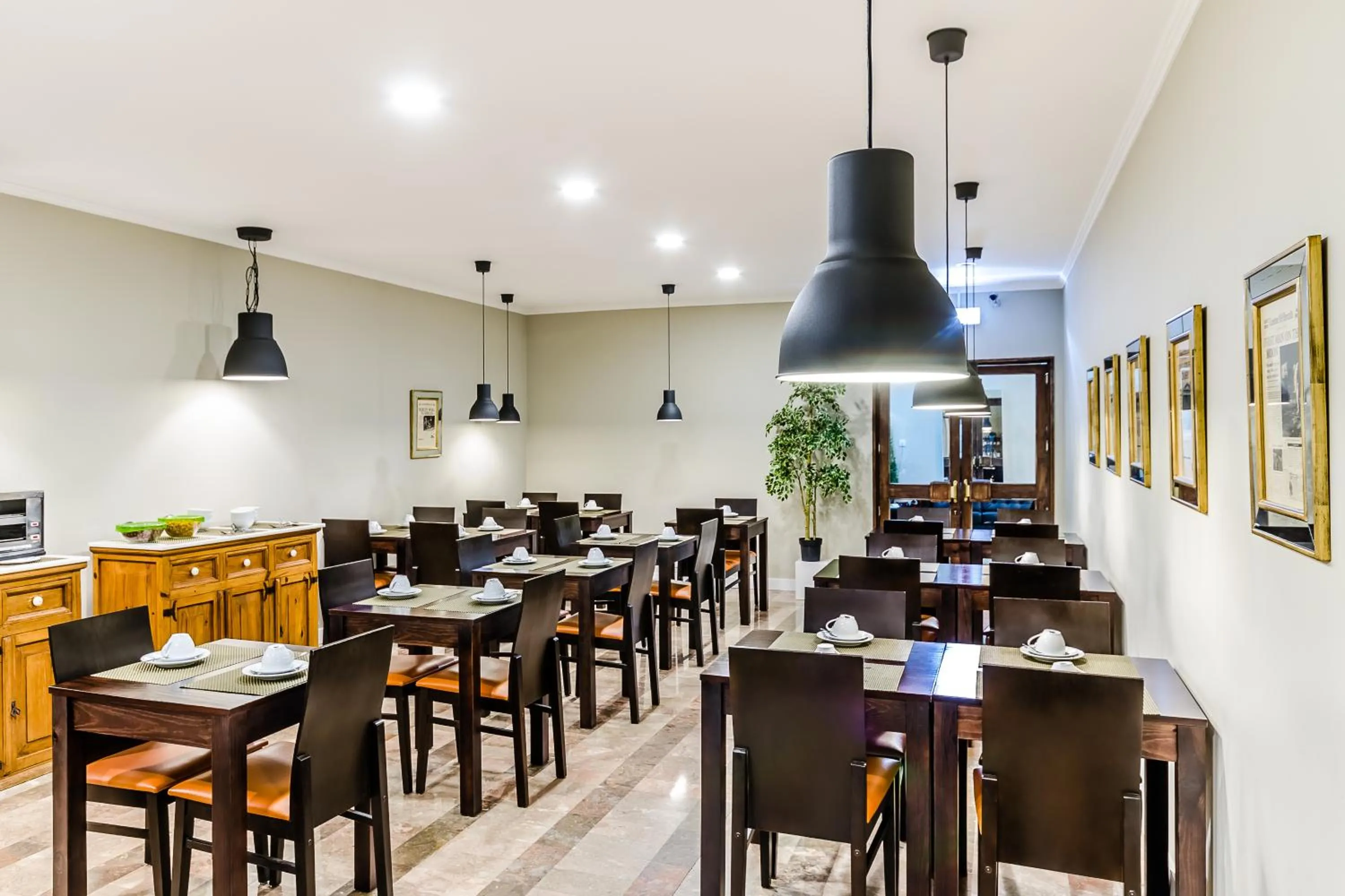 Restaurant/places to eat in Hotel Flamingo