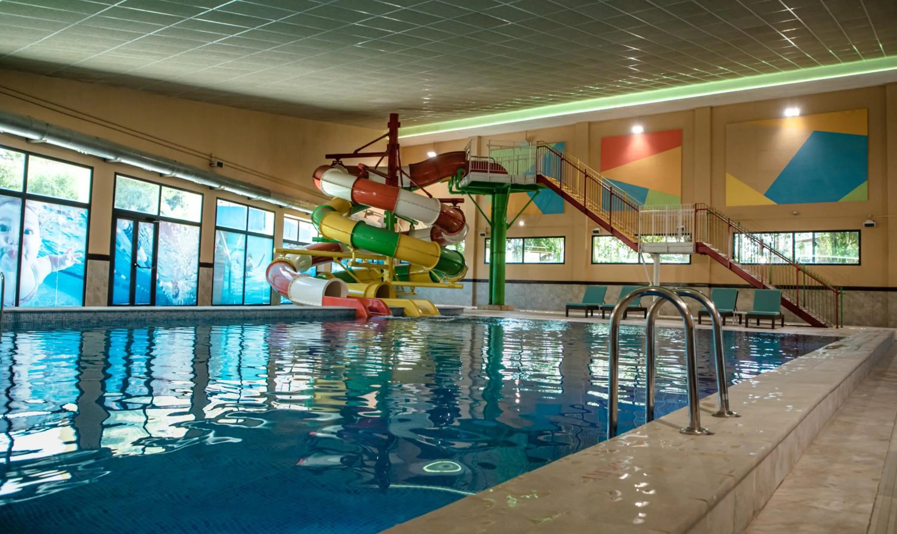 Swimming pool in AZ Hôtels Montana