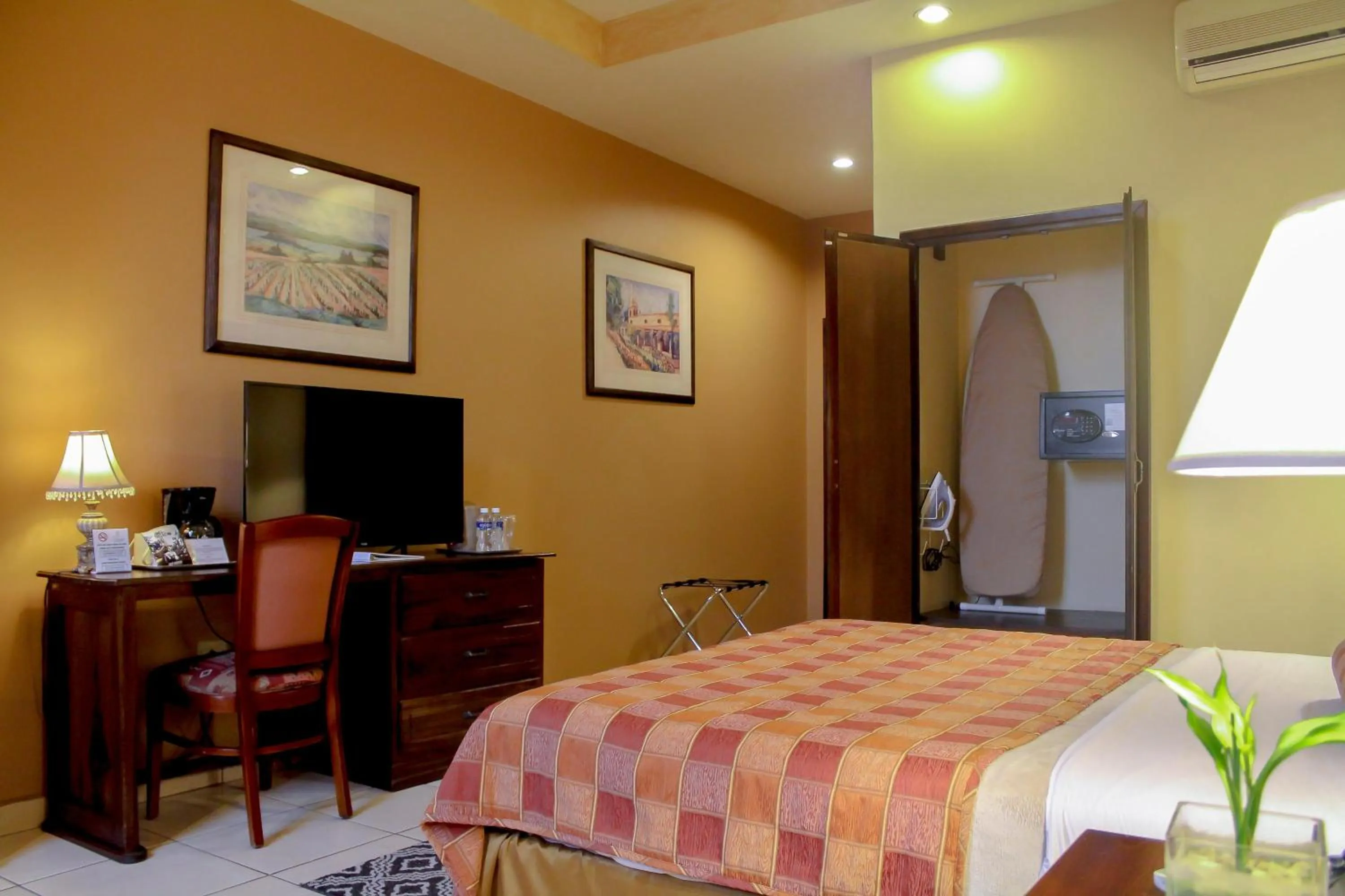 Communal lounge/ TV room, Bed in Hotel Monteolivos