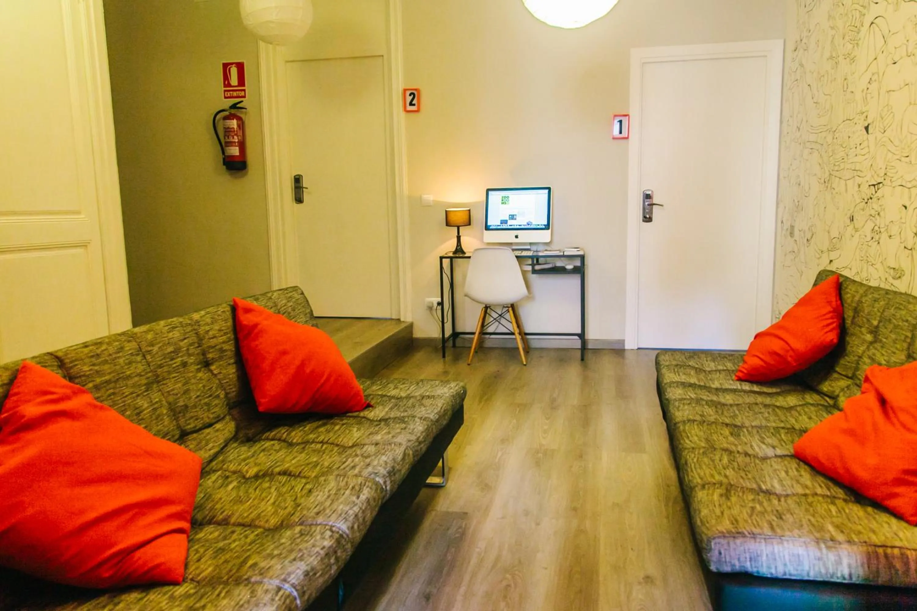 Communal lounge/ TV room in ZOOROOMS Boutique Guesthouse