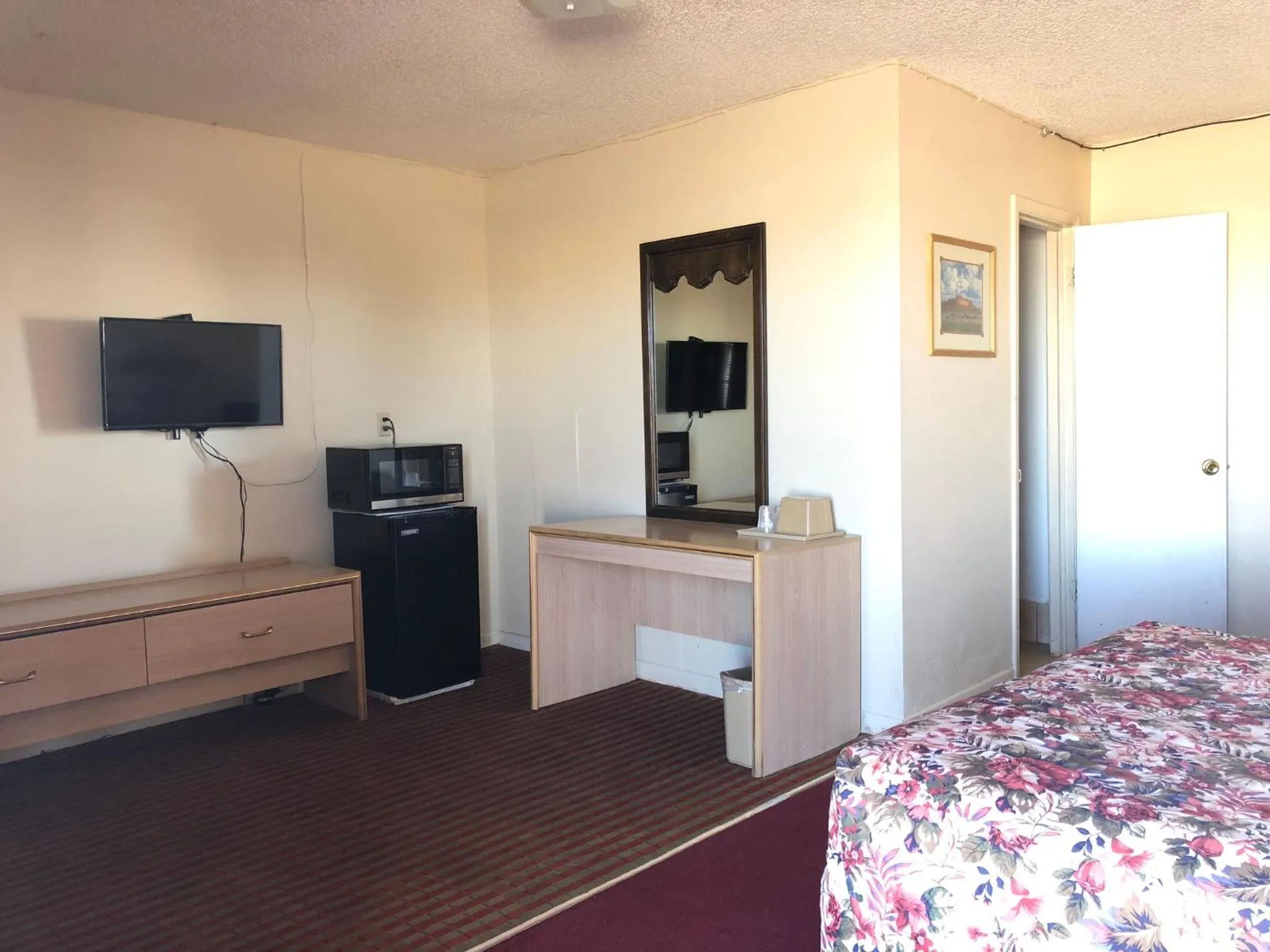 Bed in Deluxe Inn Motel