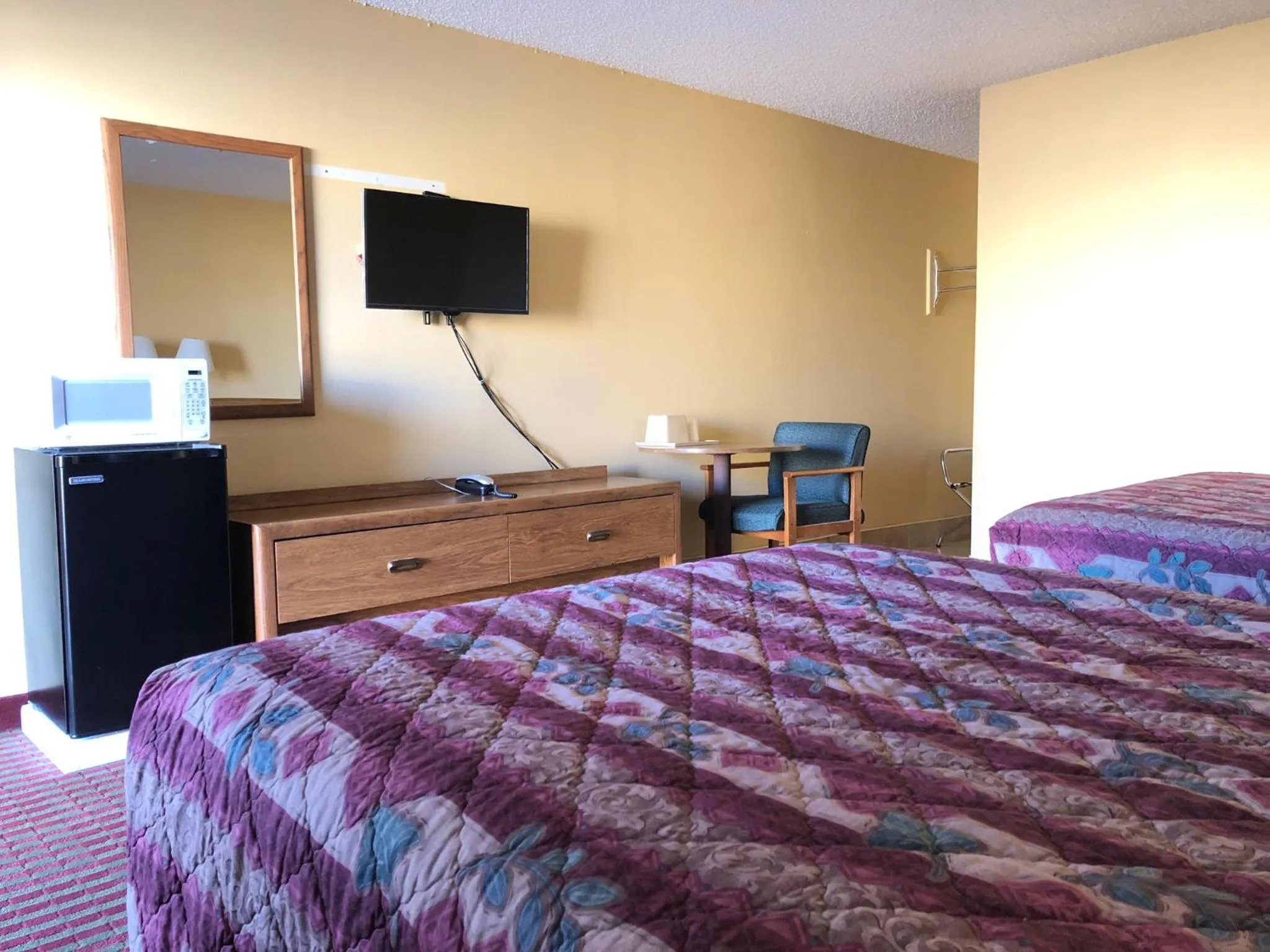 Bed in Deluxe Inn Motel