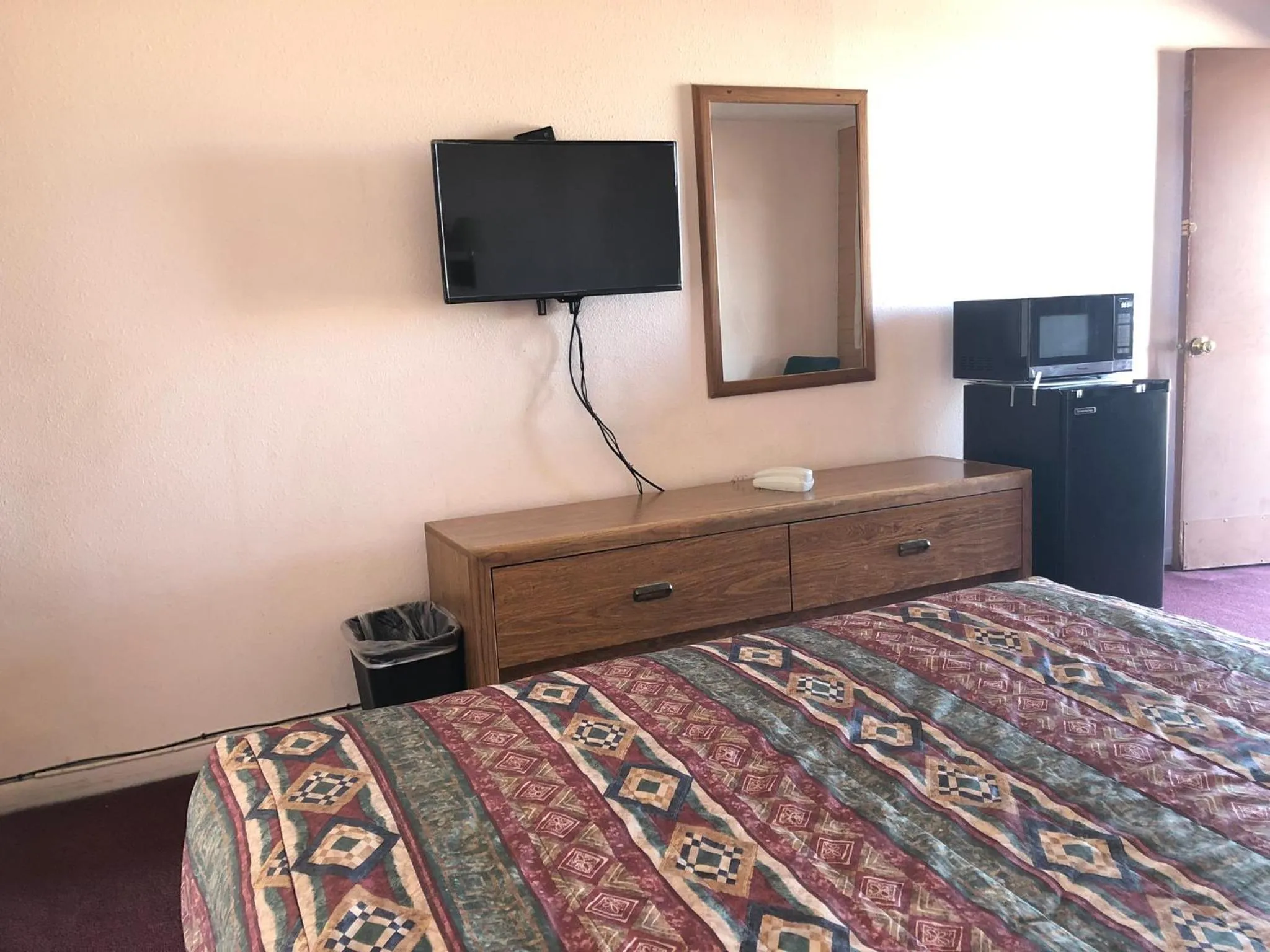 Bed in Deluxe Inn Motel