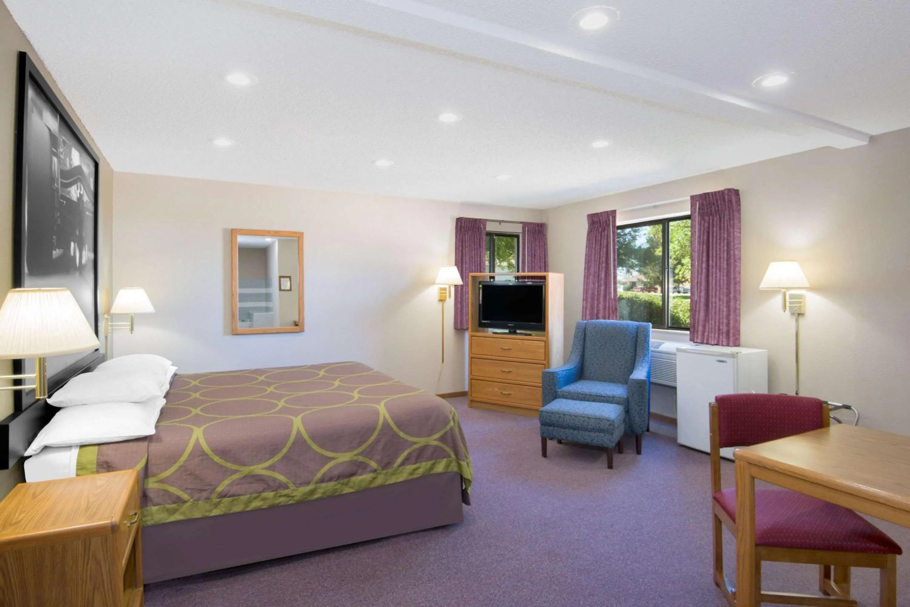 Photo of the whole room, Bed in Super 8 by Wyndham Knoxville