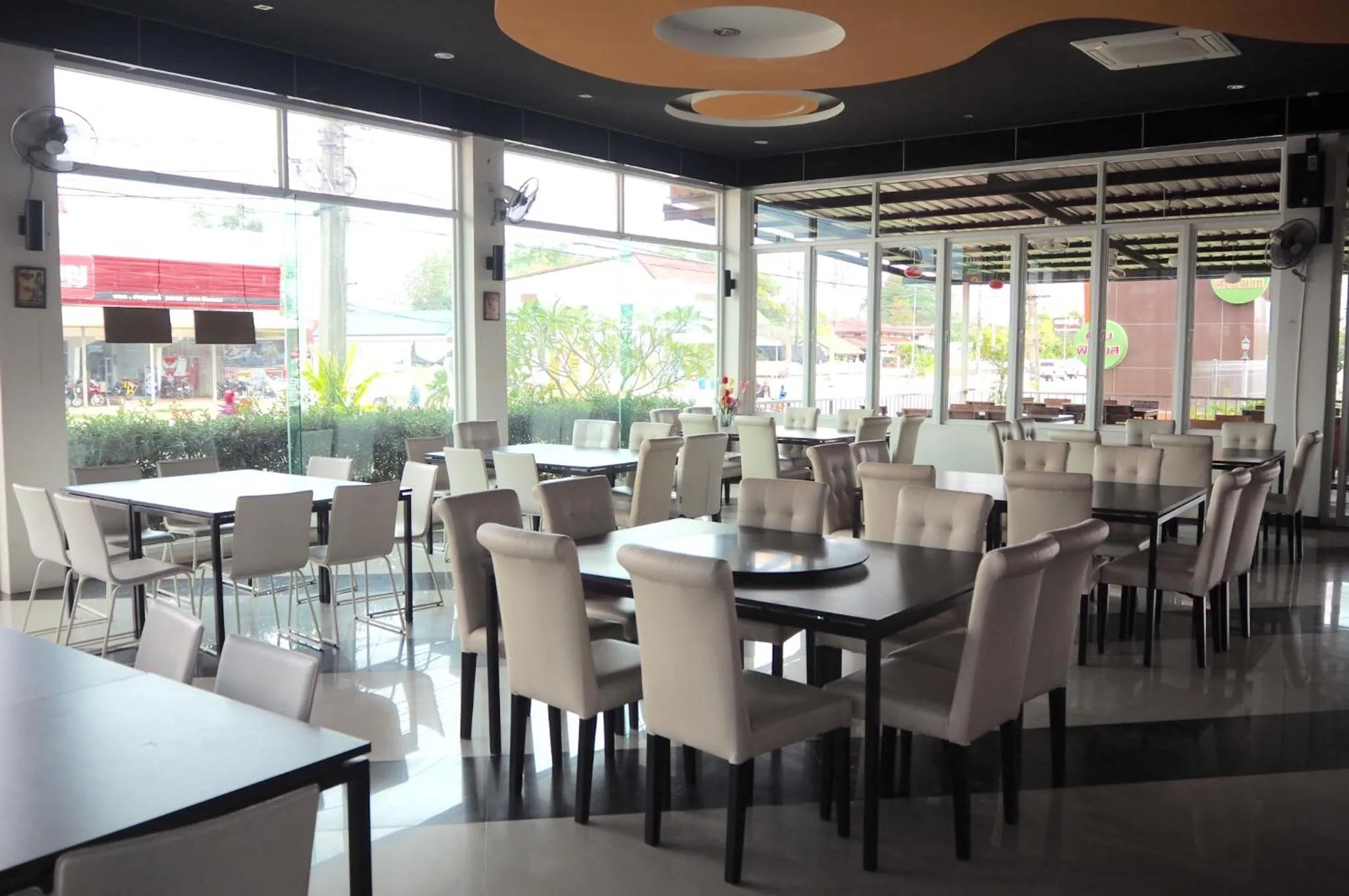 Restaurant/places to eat in BK Place Hotel