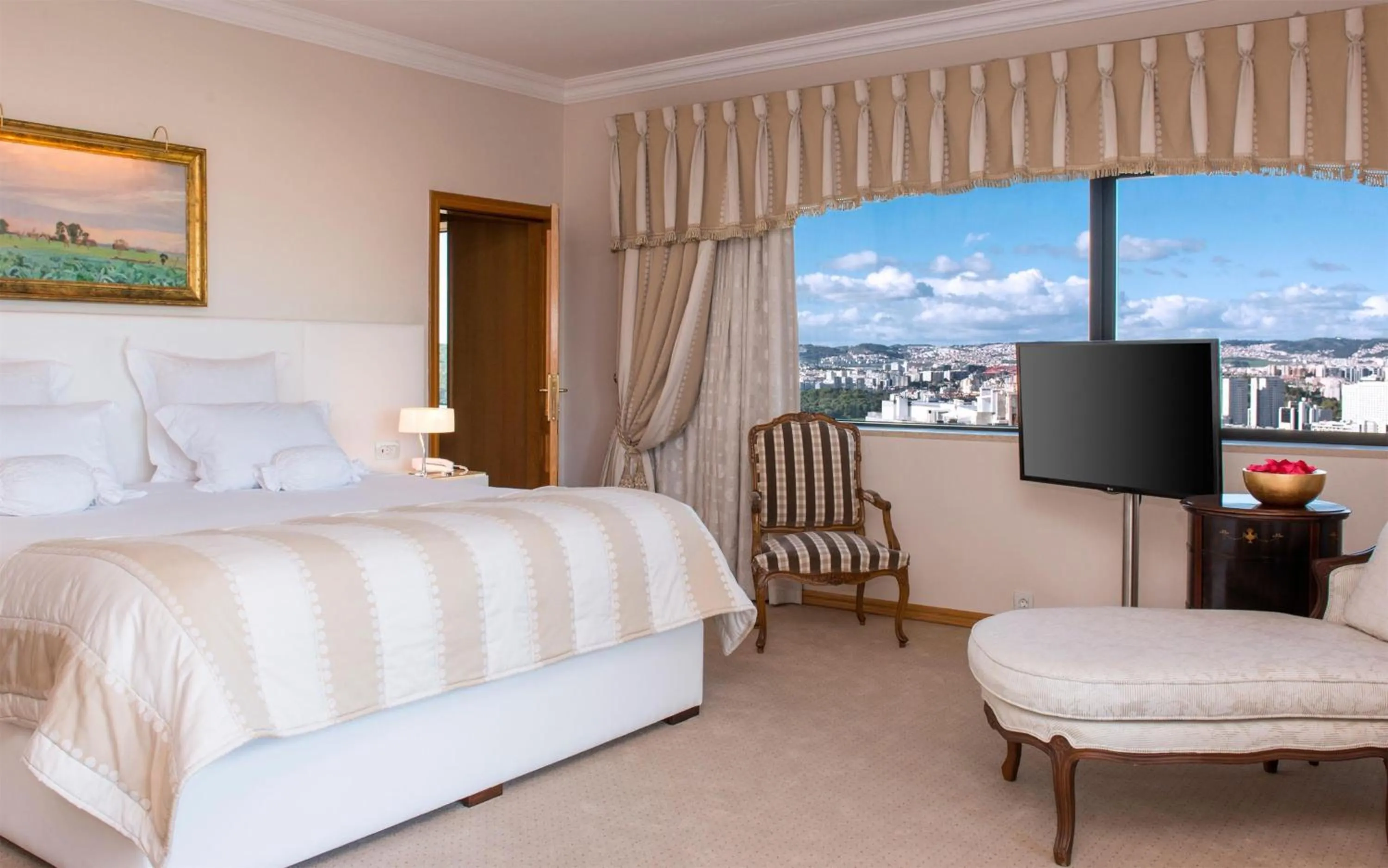 Photo of the whole room, Bed in Dom Pedro Lisboa Hotel, a member of Radisson Individuals