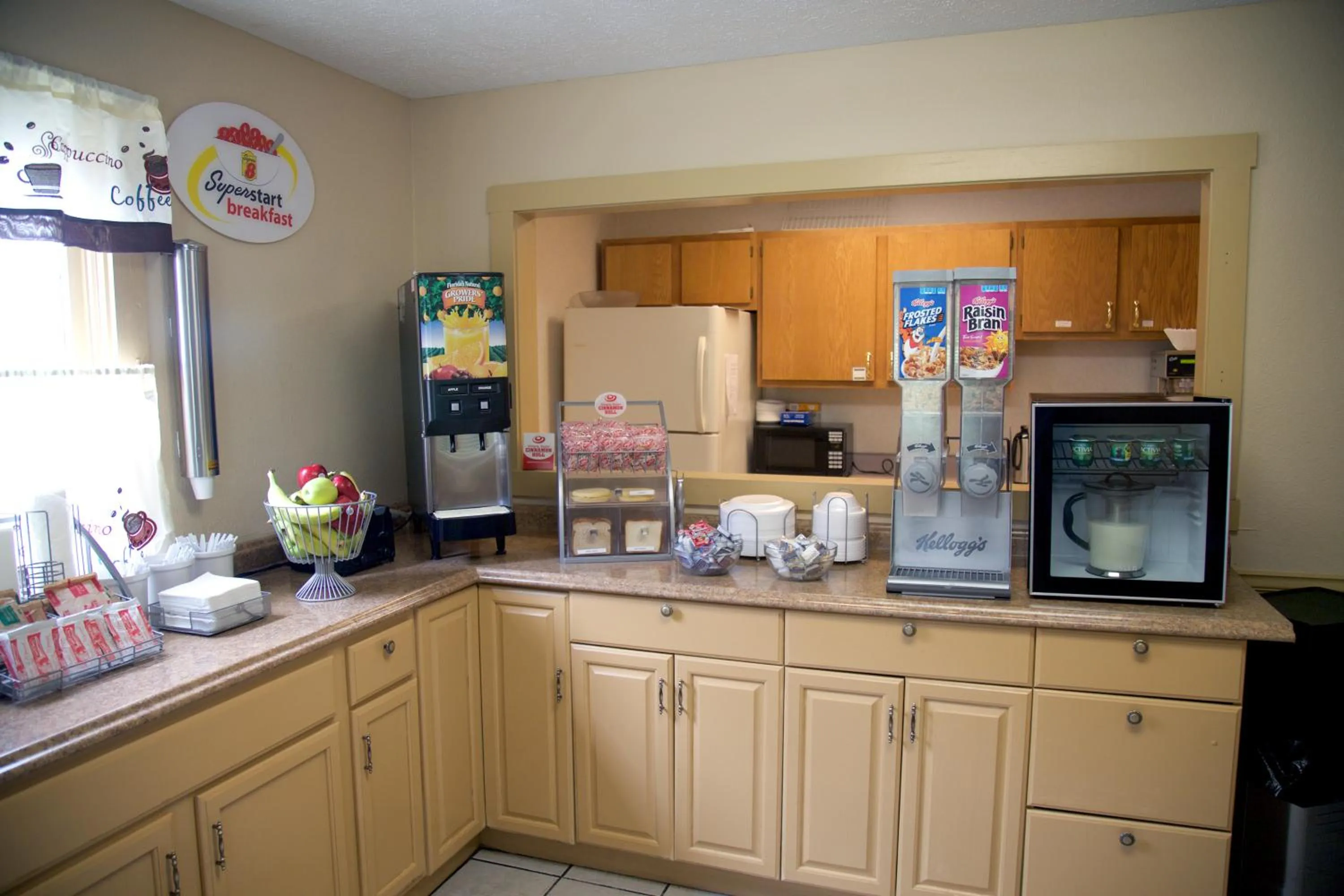 Food and drinks in Super 8 by Wyndham Christiansburg