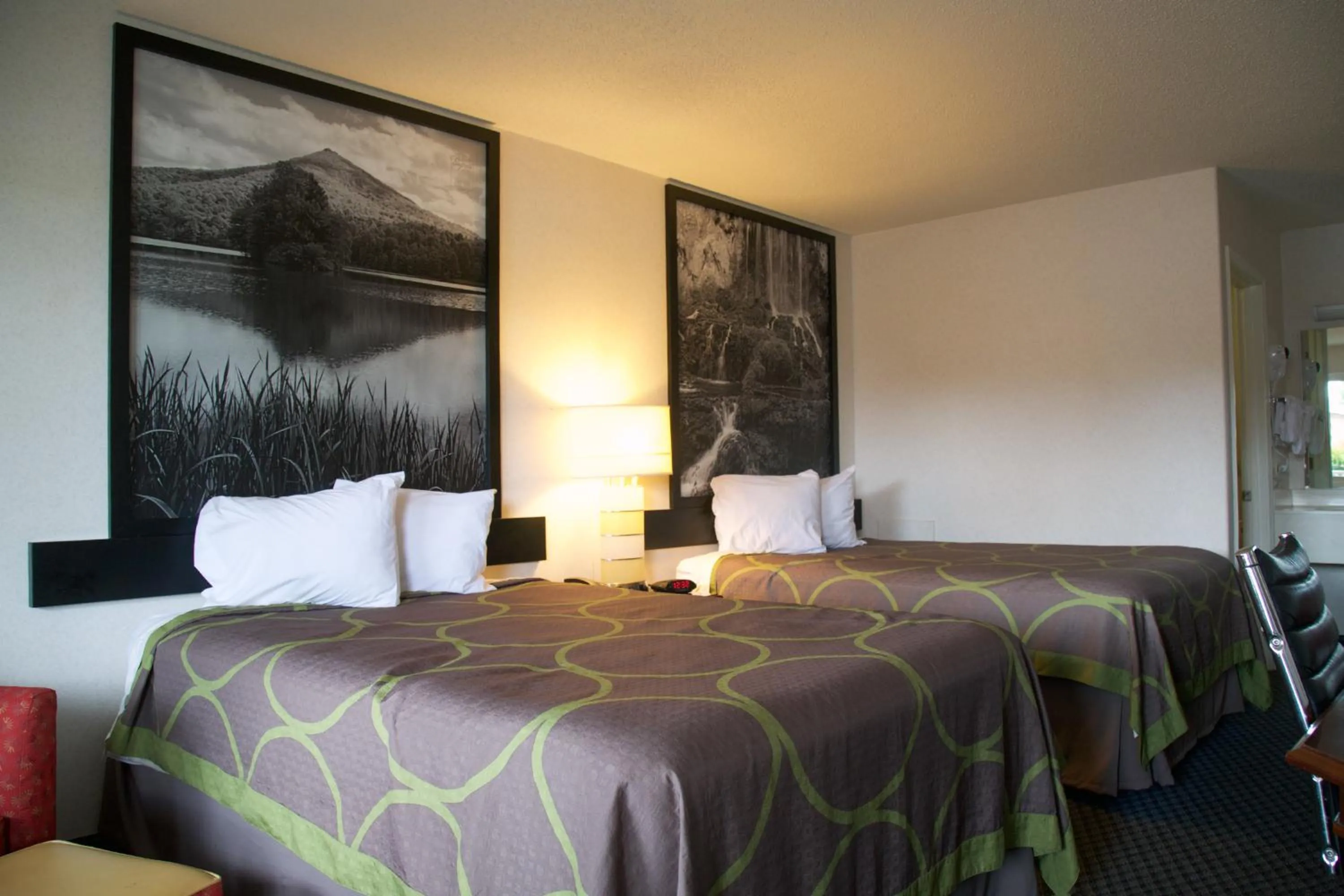 Bedroom, Bed in Super 8 by Wyndham Christiansburg