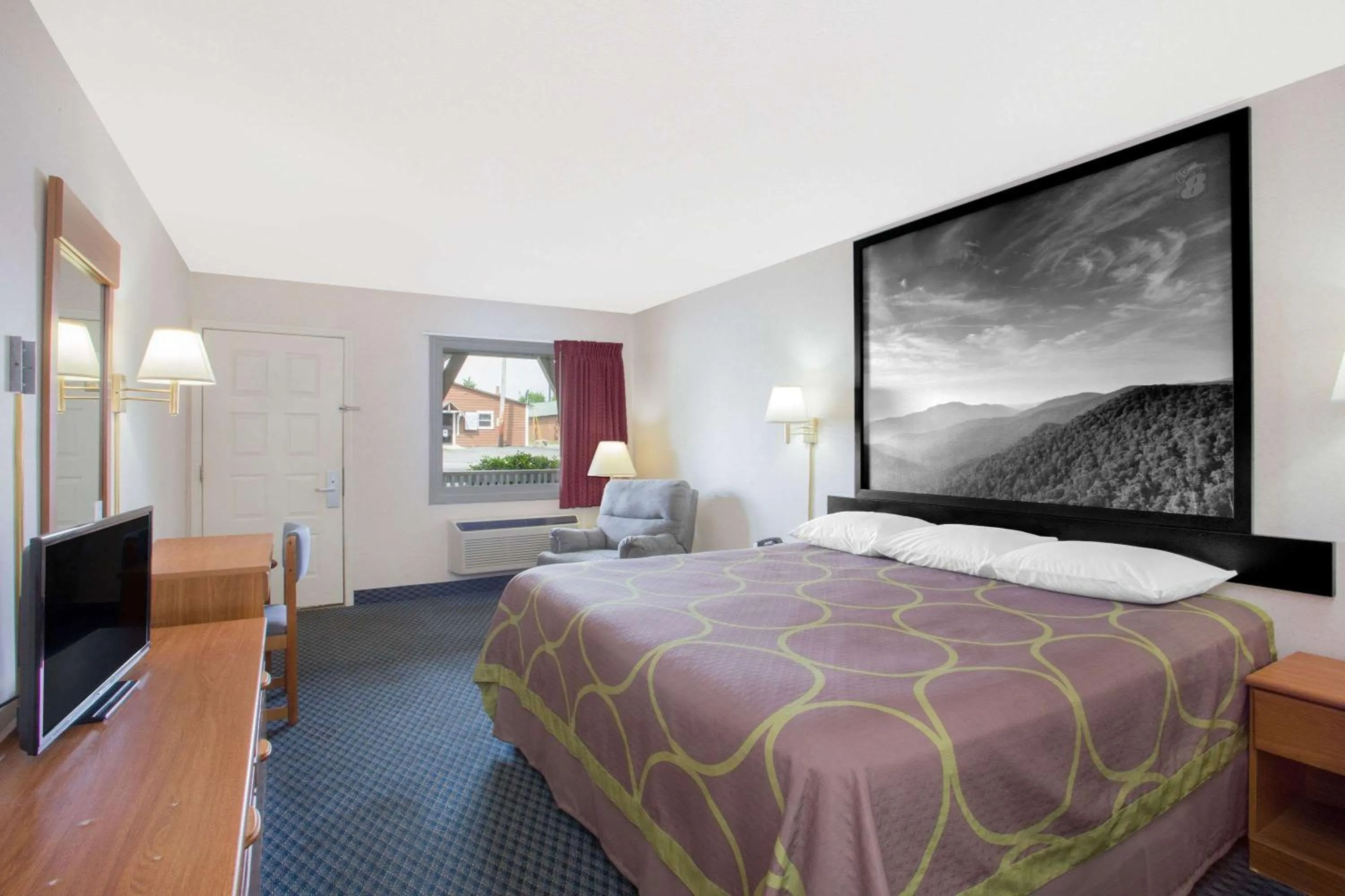 Photo of the whole room, Bed in Super 8 by Wyndham Christiansburg
