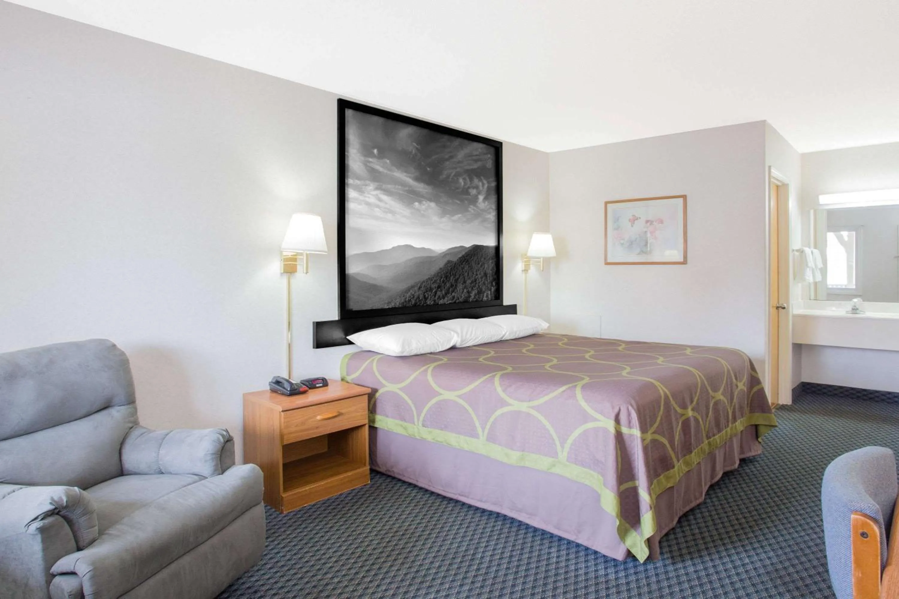 Photo of the whole room, Bed in Super 8 by Wyndham Christiansburg