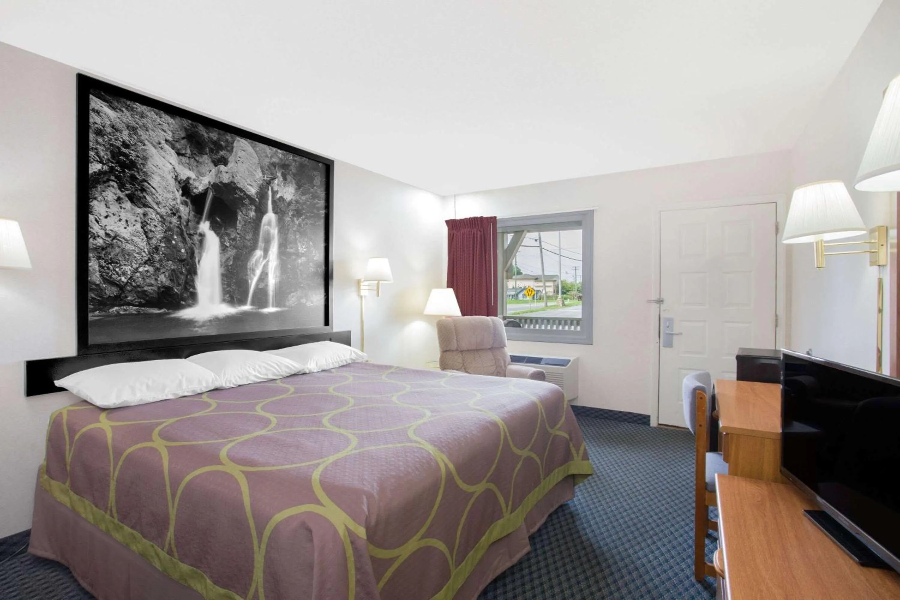 Photo of the whole room, Bed in Super 8 by Wyndham Christiansburg